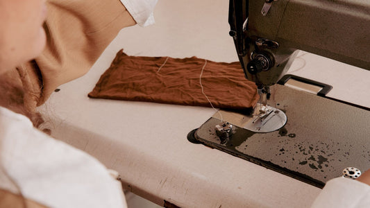 moda slow fashion con maquina de coser