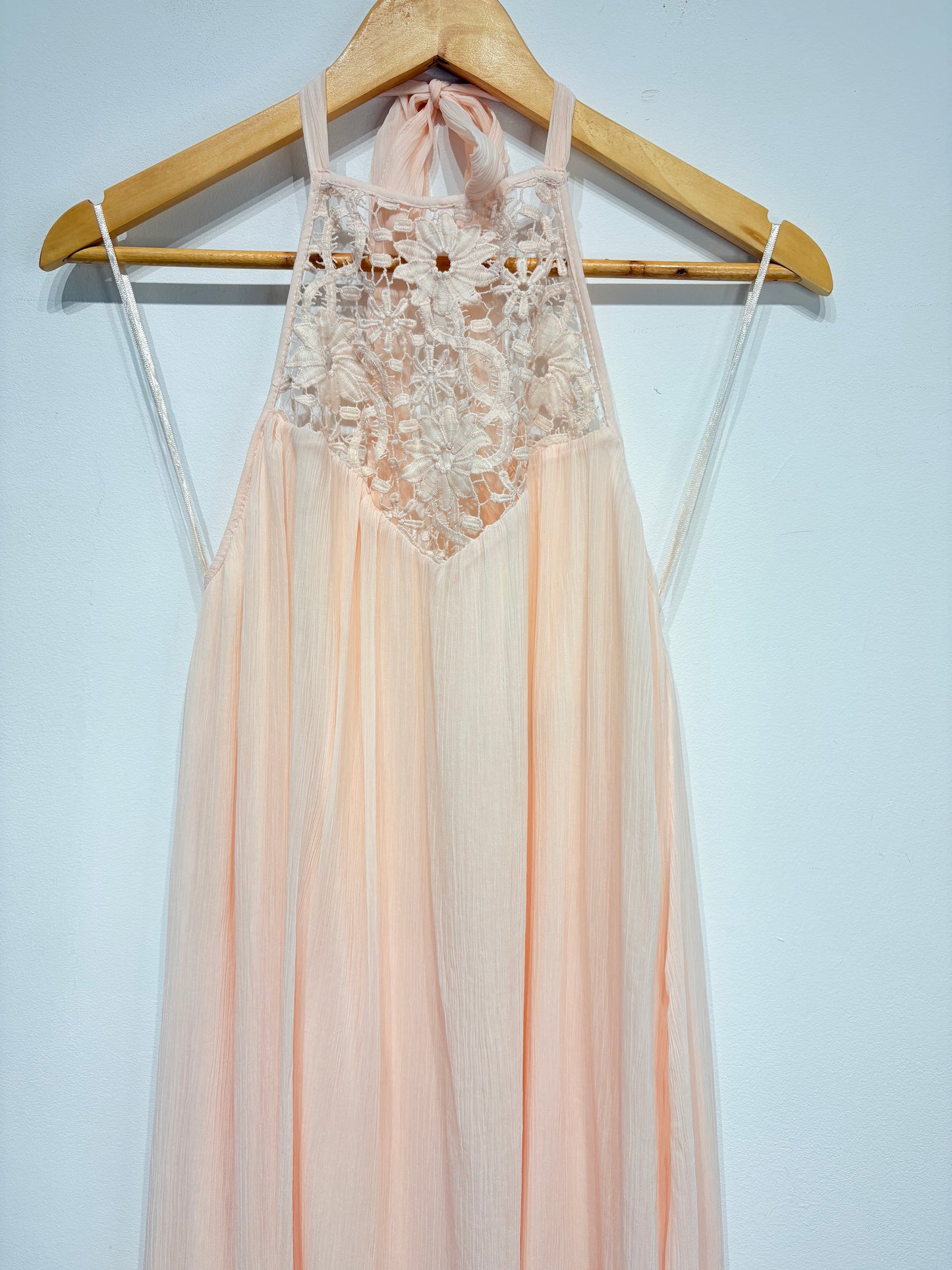 Vestido largo de gasa cuello halter de Zara