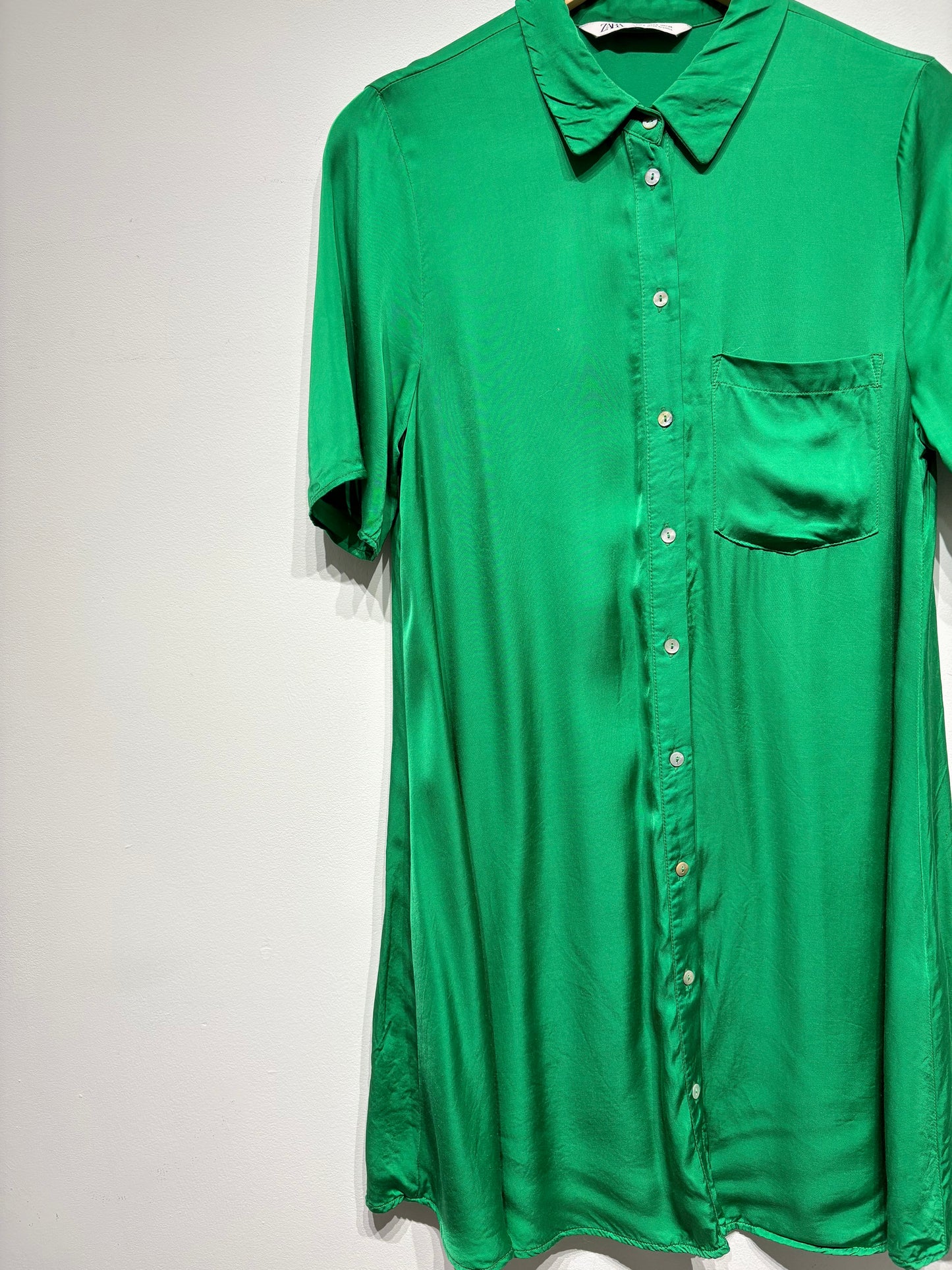 Vestido satinado color verda