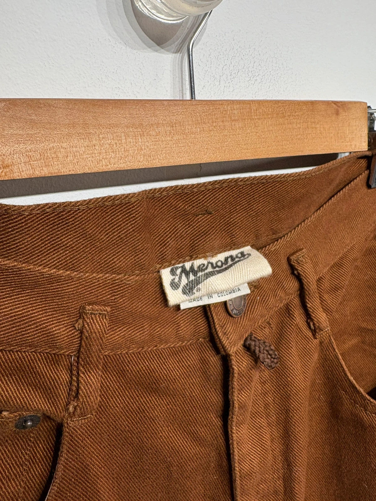 Pantalón cintura alta y cadera marcada (Vintage)