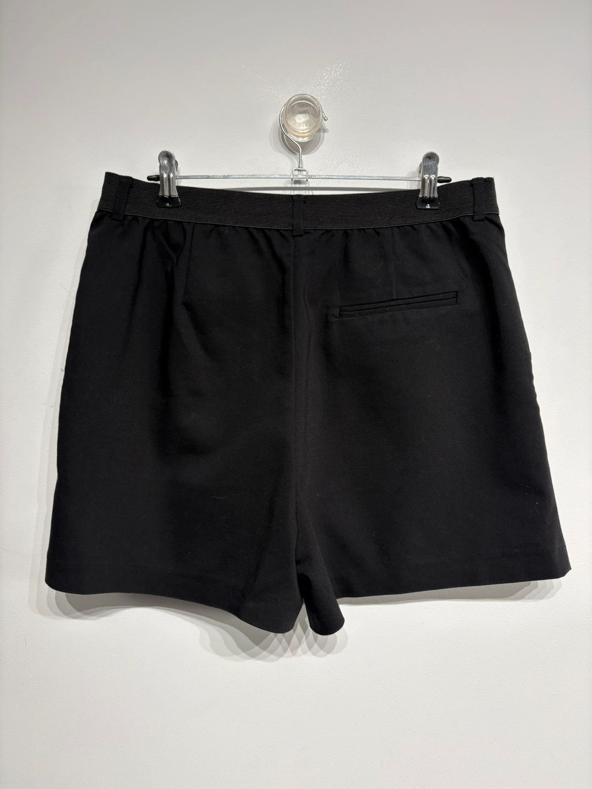 Bermuda de pinza con cintura elástica