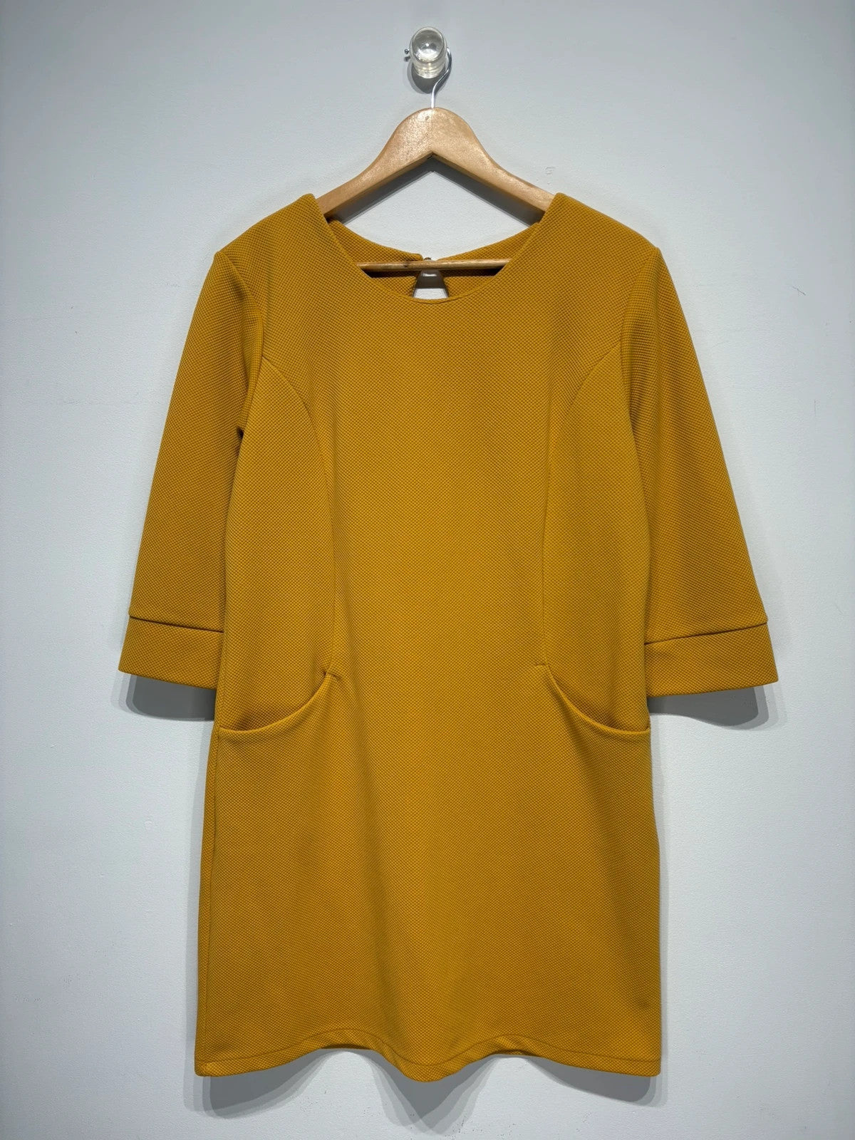 Vestido manga 3/4 con bolsillo color mostaza