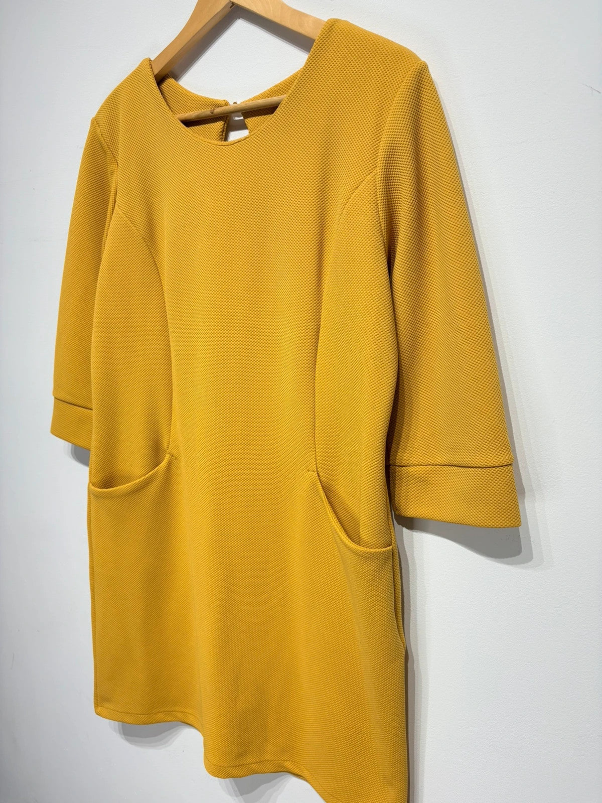 Vestido manga 3/4 con bolsillo color mostaza