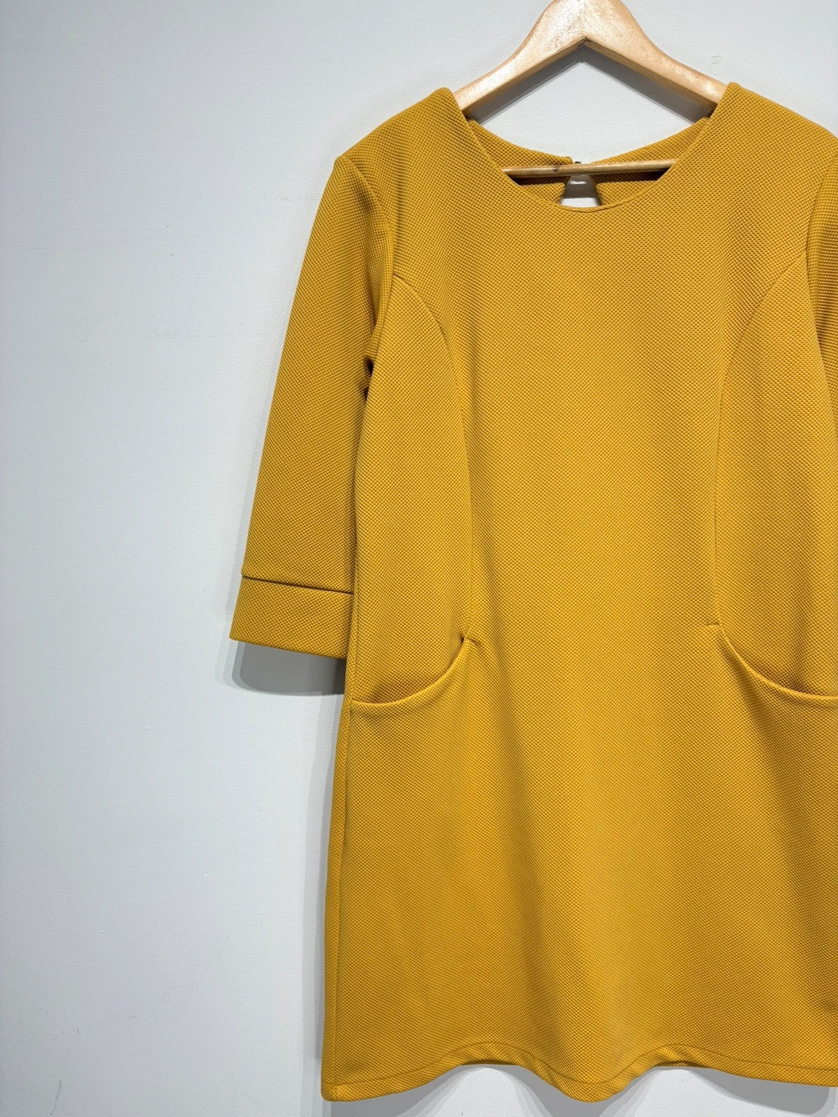 Vestido manga 3/4 con bolsillo color mostaza