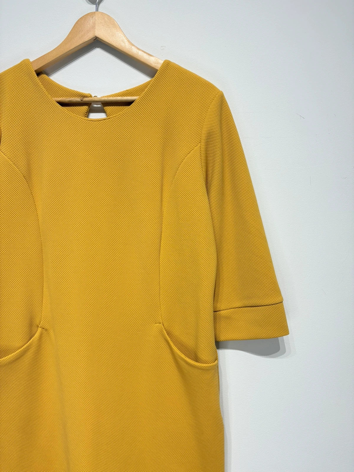 Vestido manga 3/4 con bolsillo color mostaza