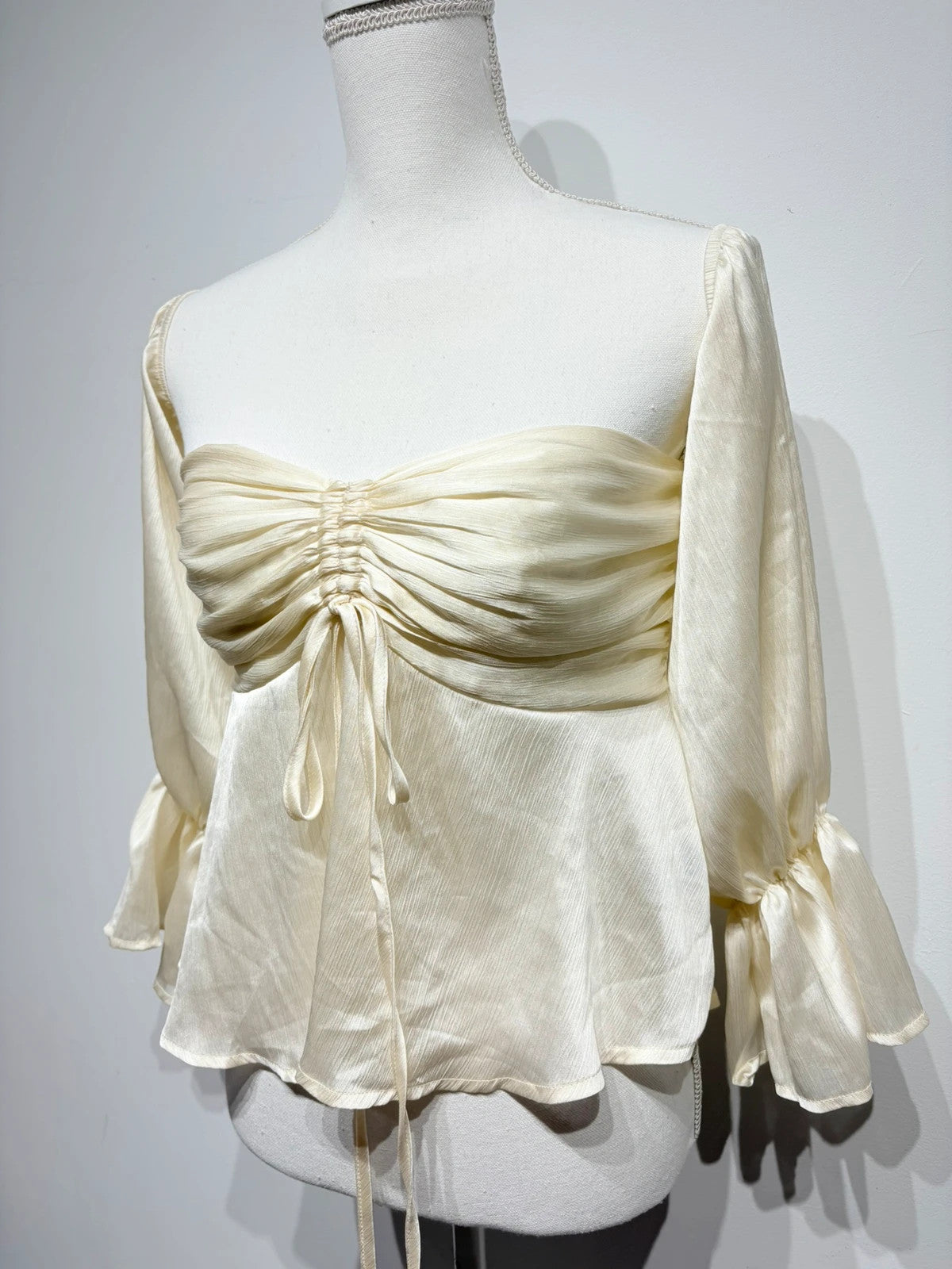 Blusa escote corazón con mangas satinada