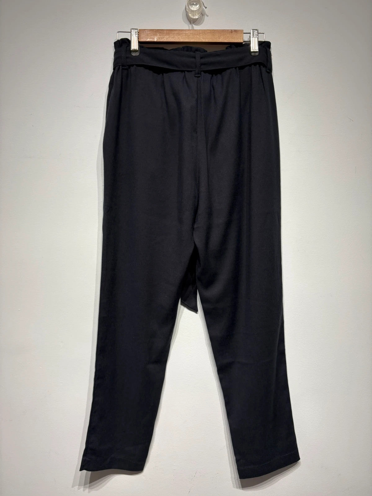 Pantalón fluido con cinturón de H&M