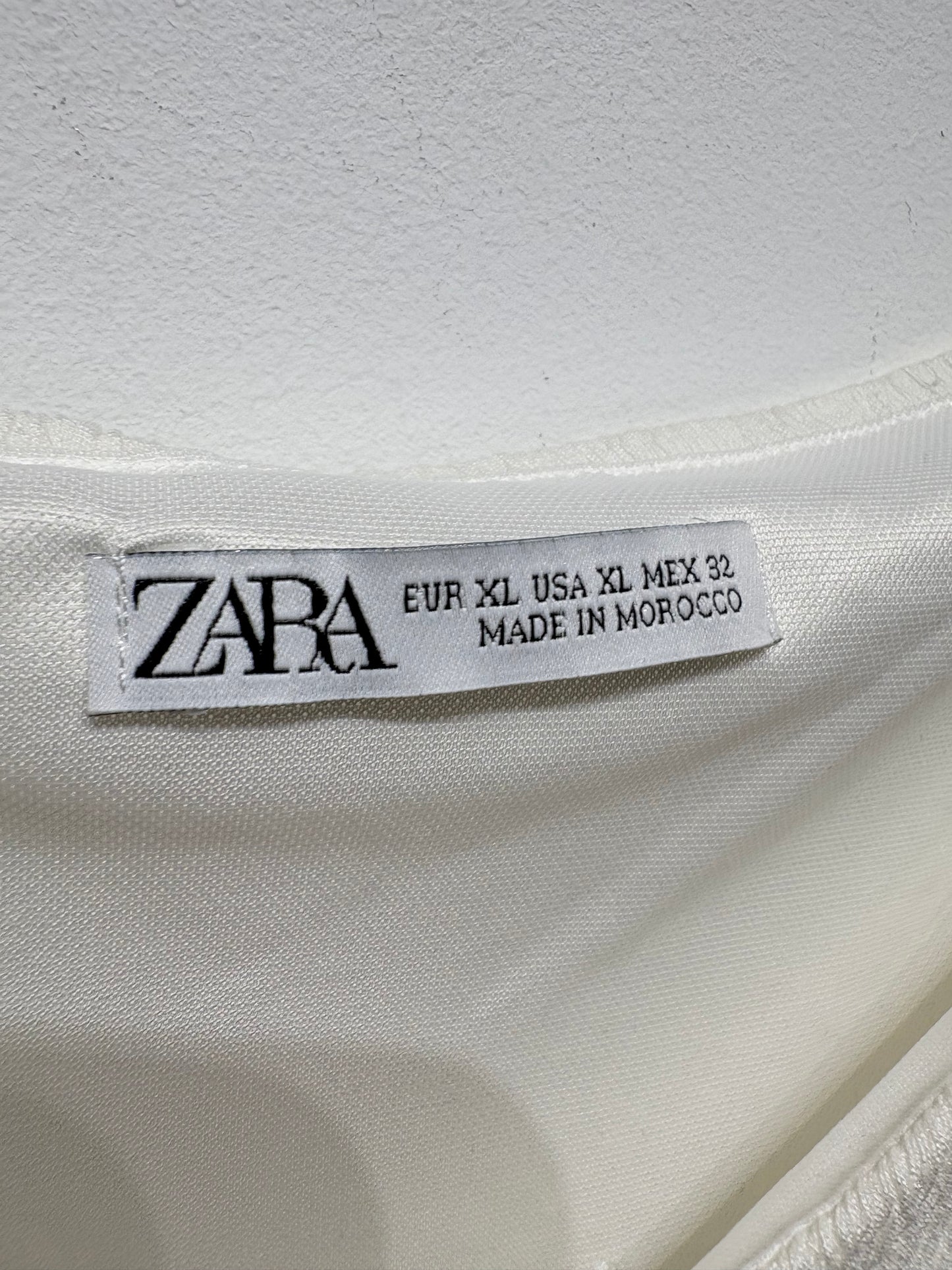 Crop top manga abullonada