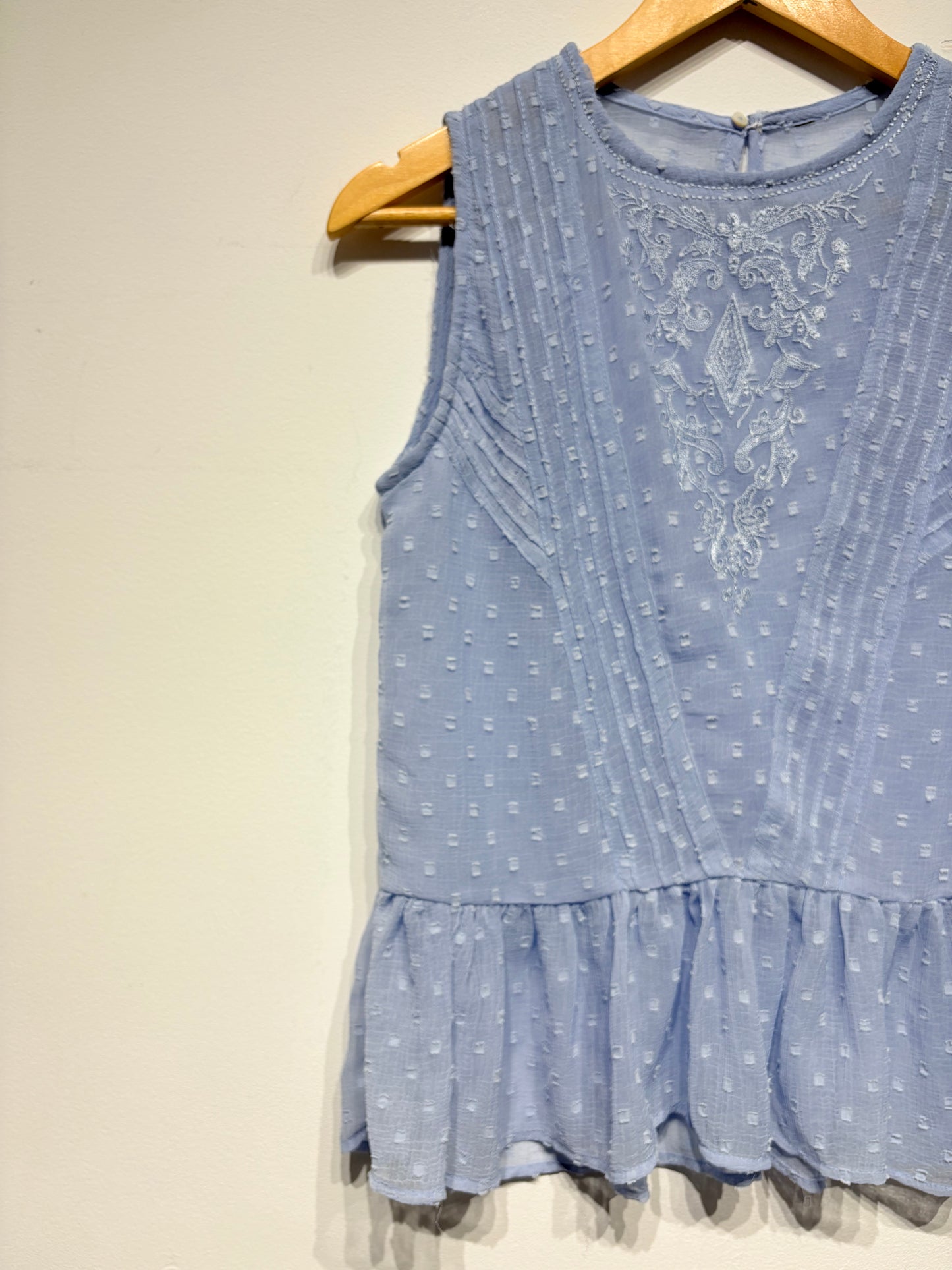 Blusa de gasa y bordados celeste