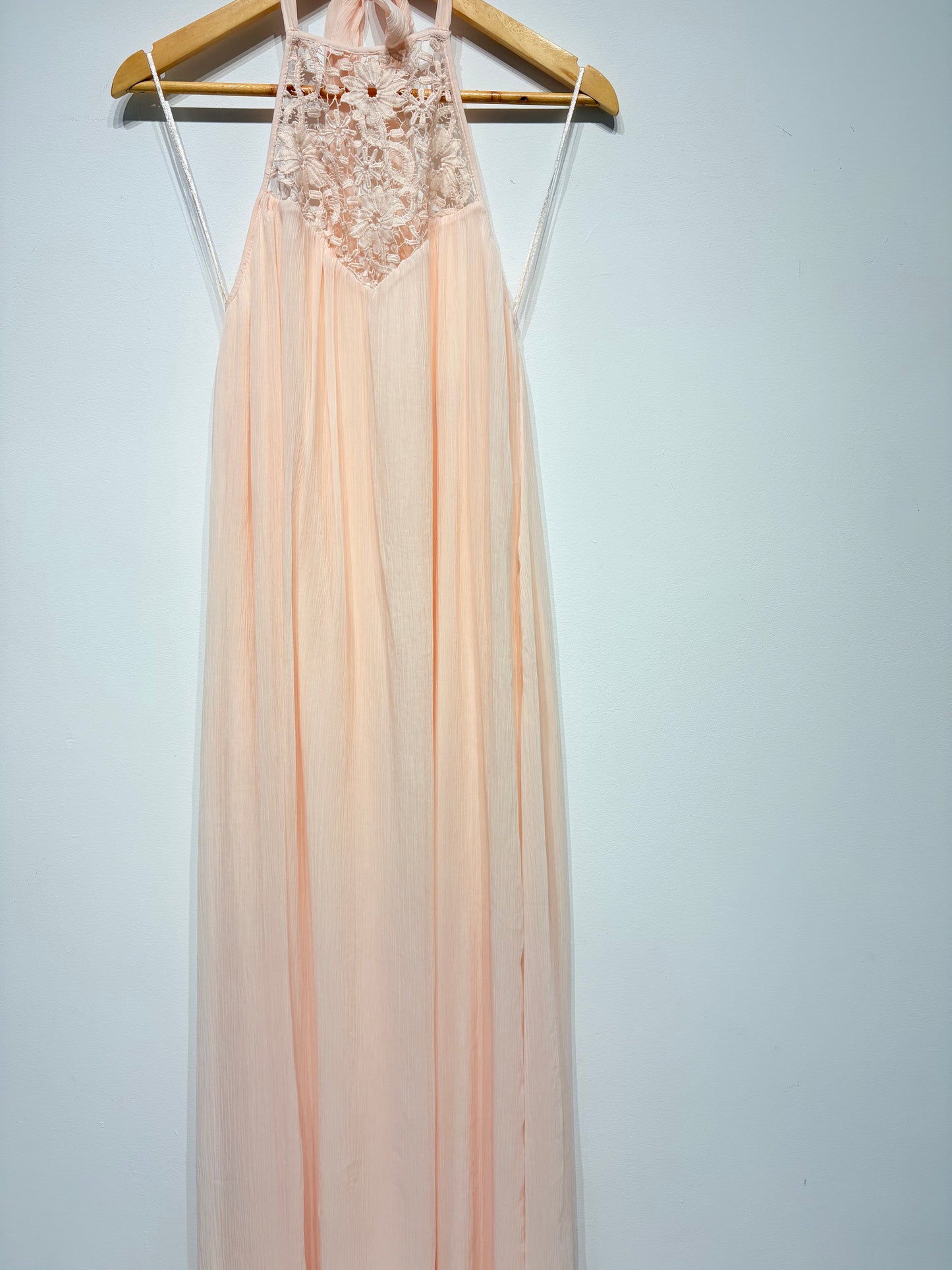 Vestido largo de gasa cuello halter de Zara