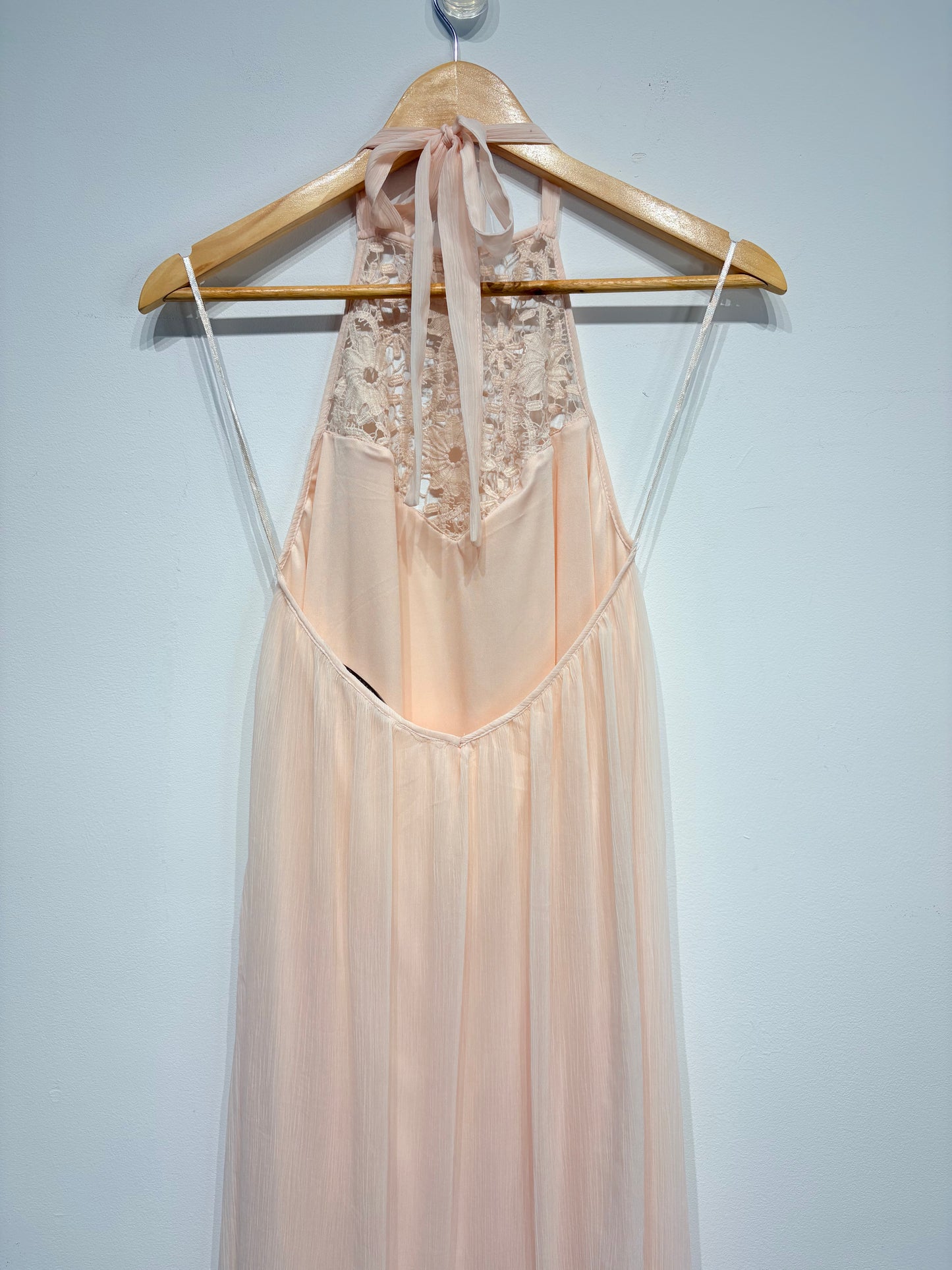 Vestido largo de gasa cuello halter de Zara