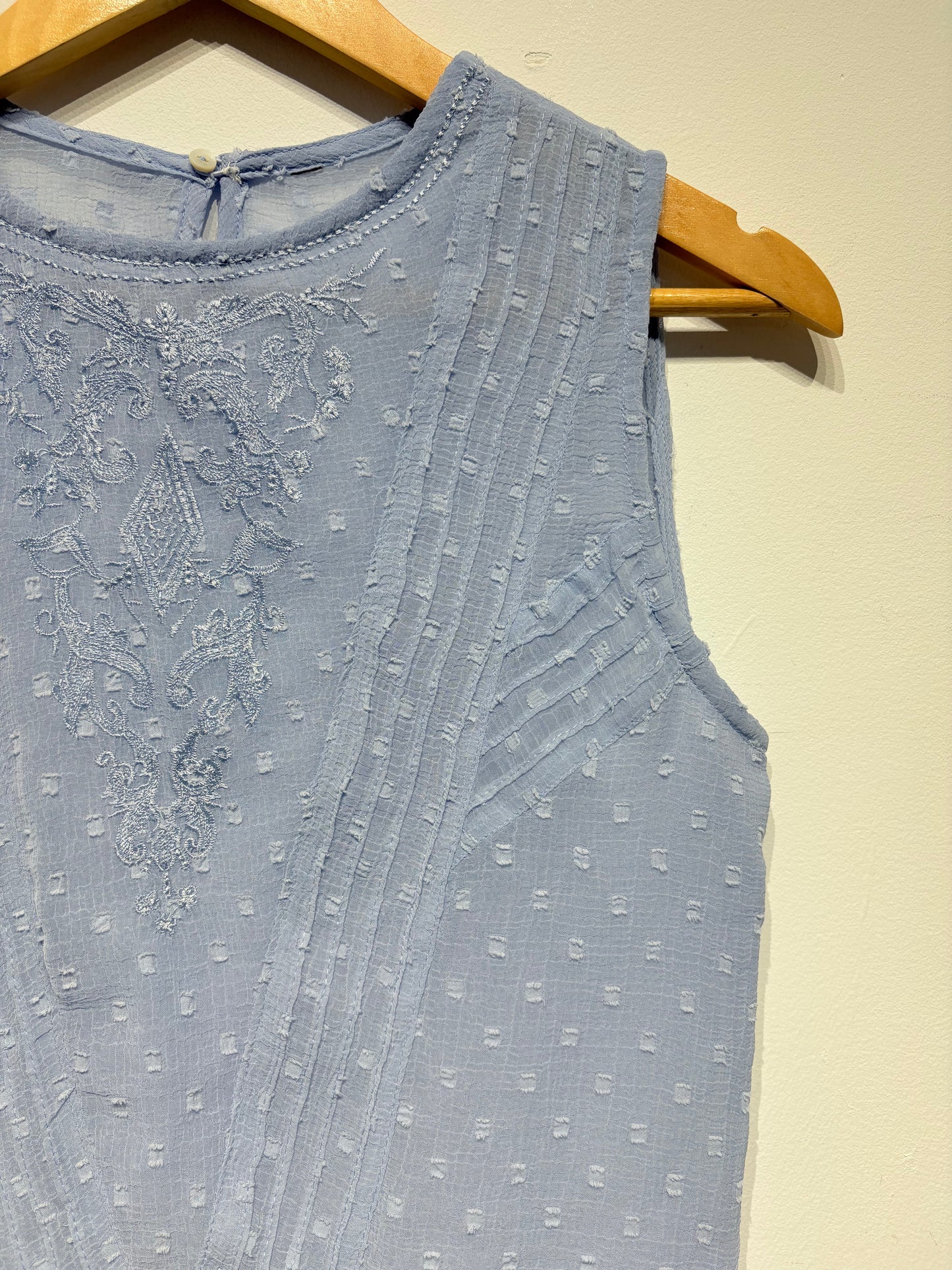 Blusa de gasa y bordados celeste