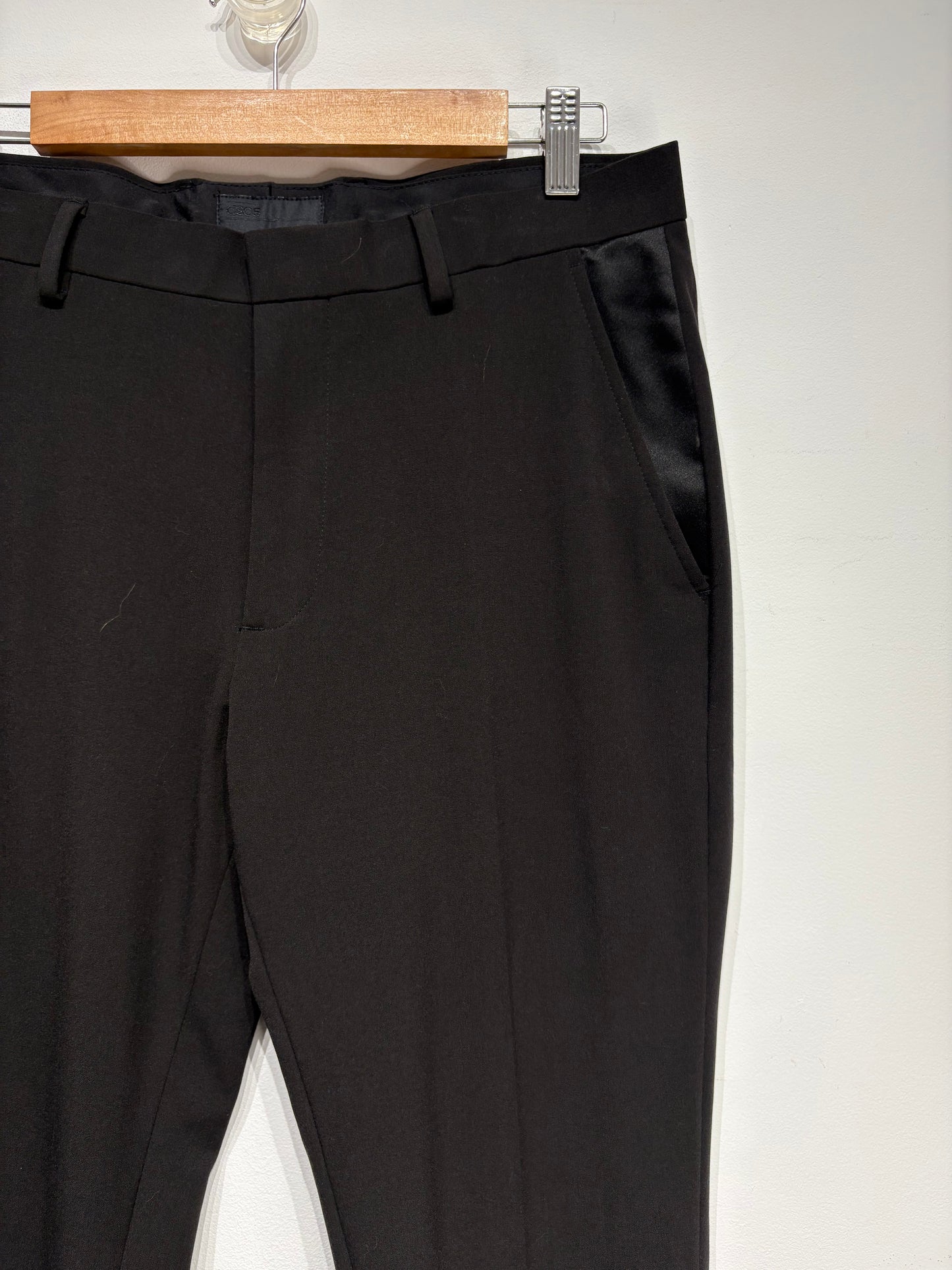 Pantalón de traje tipo smoquin