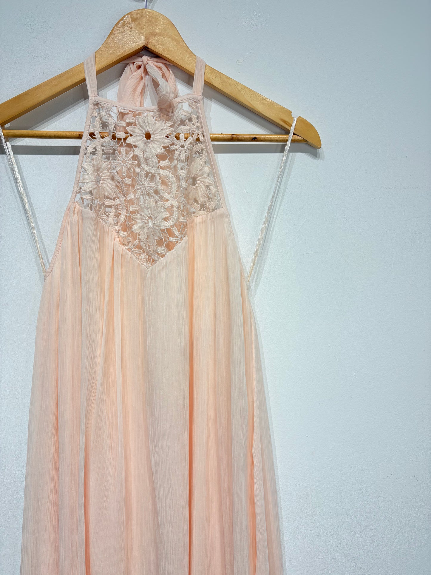 Vestido largo de gasa cuello halter de Zara