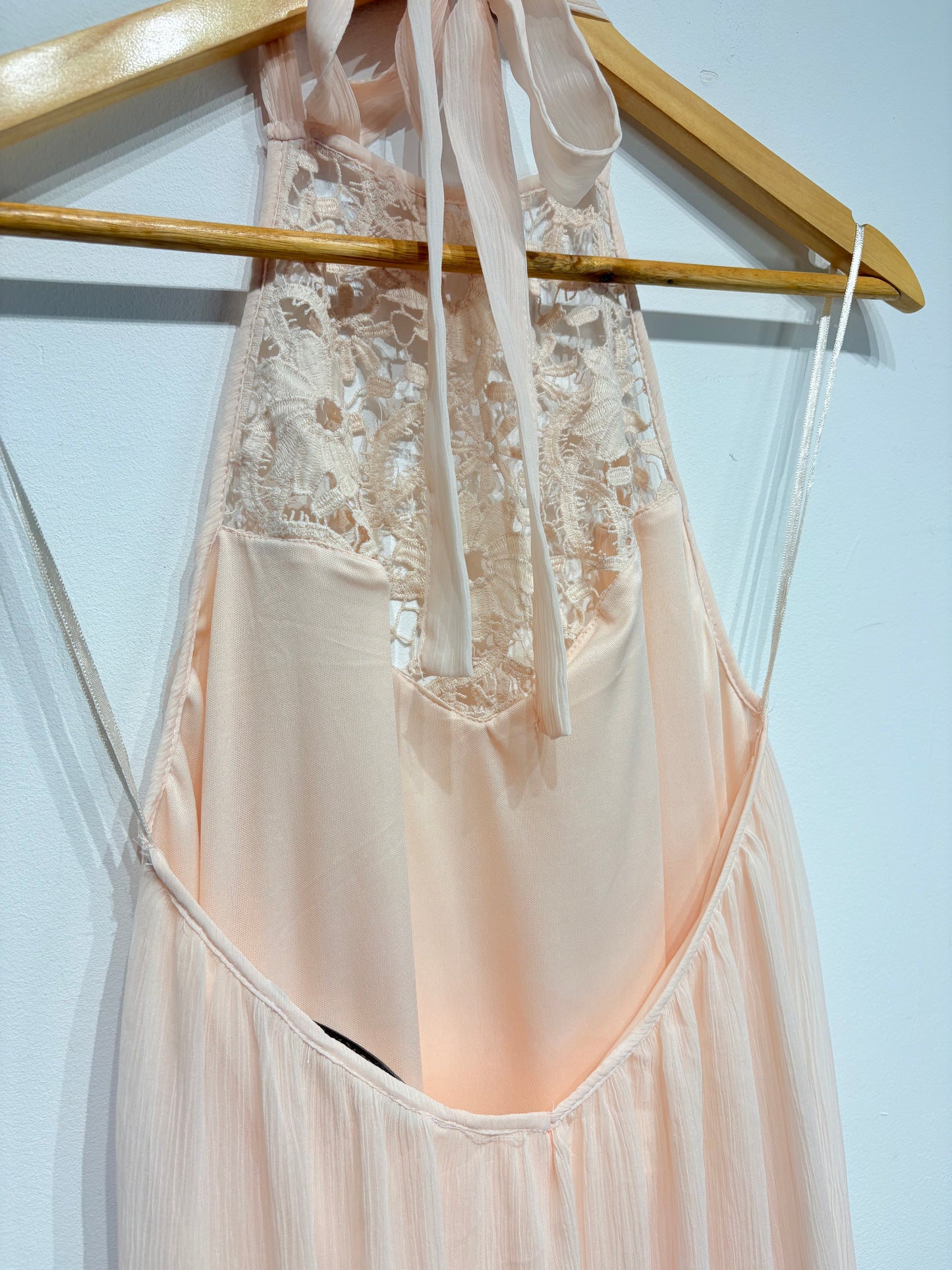 Vestido largo de gasa cuello halter de Zara