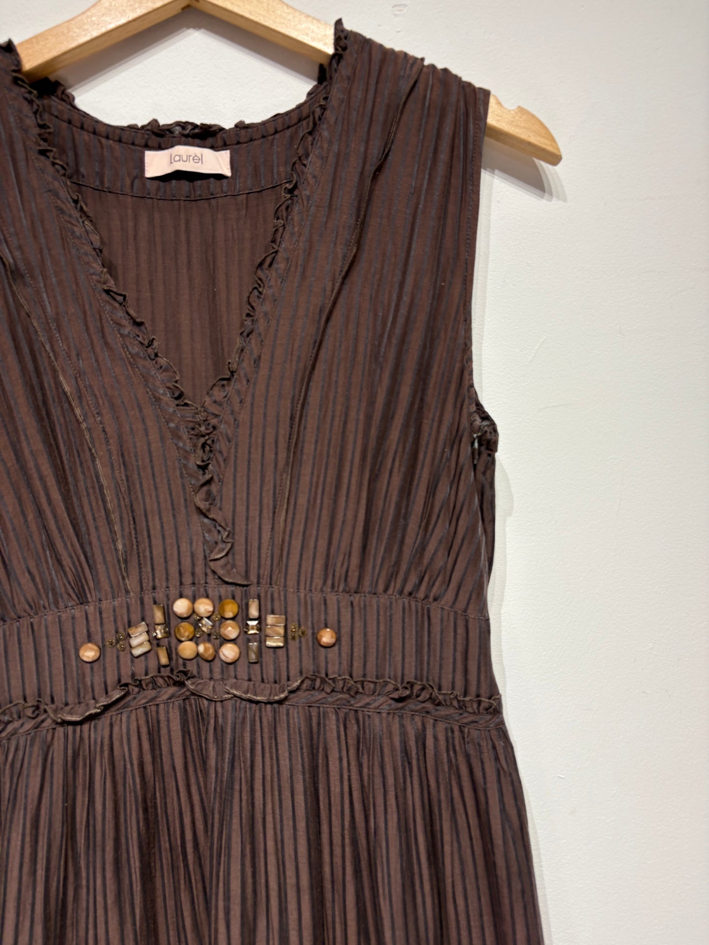 Vestido con pedrería de seda y algodón