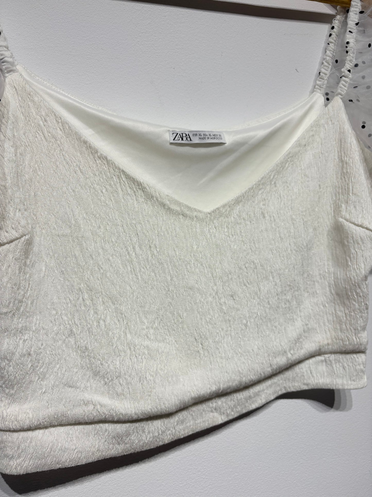 Crop top manga abullonada