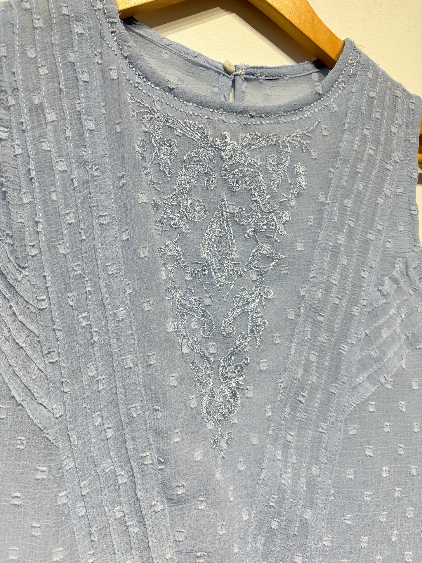 Blusa de gasa y bordados celeste