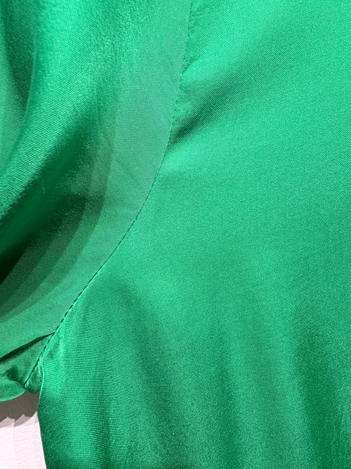 Vestido satinado color verda