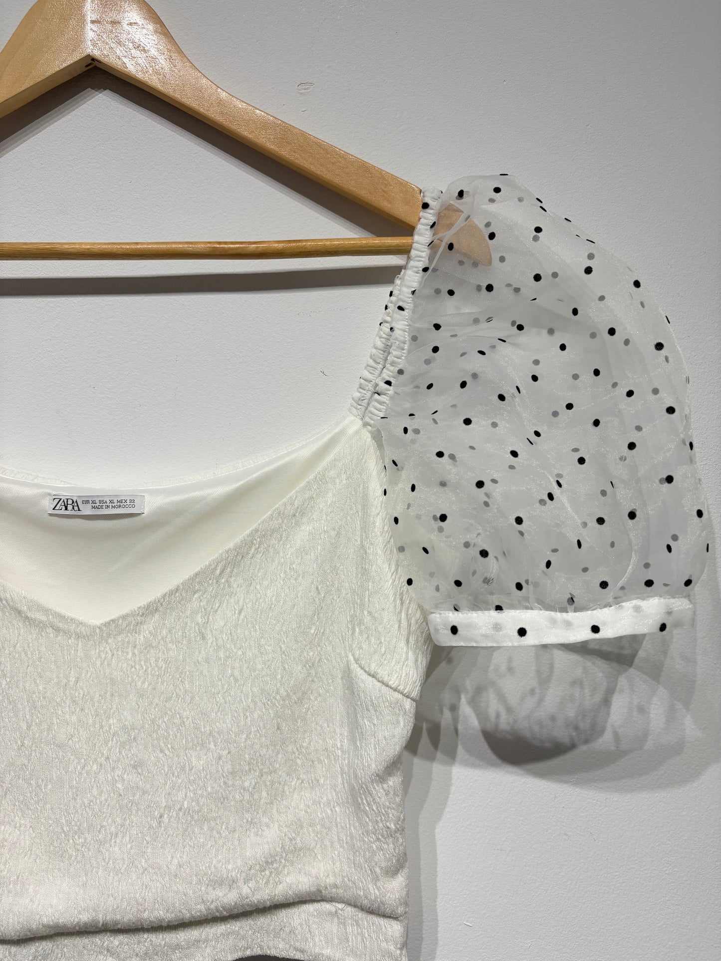 Crop top manga abullonada