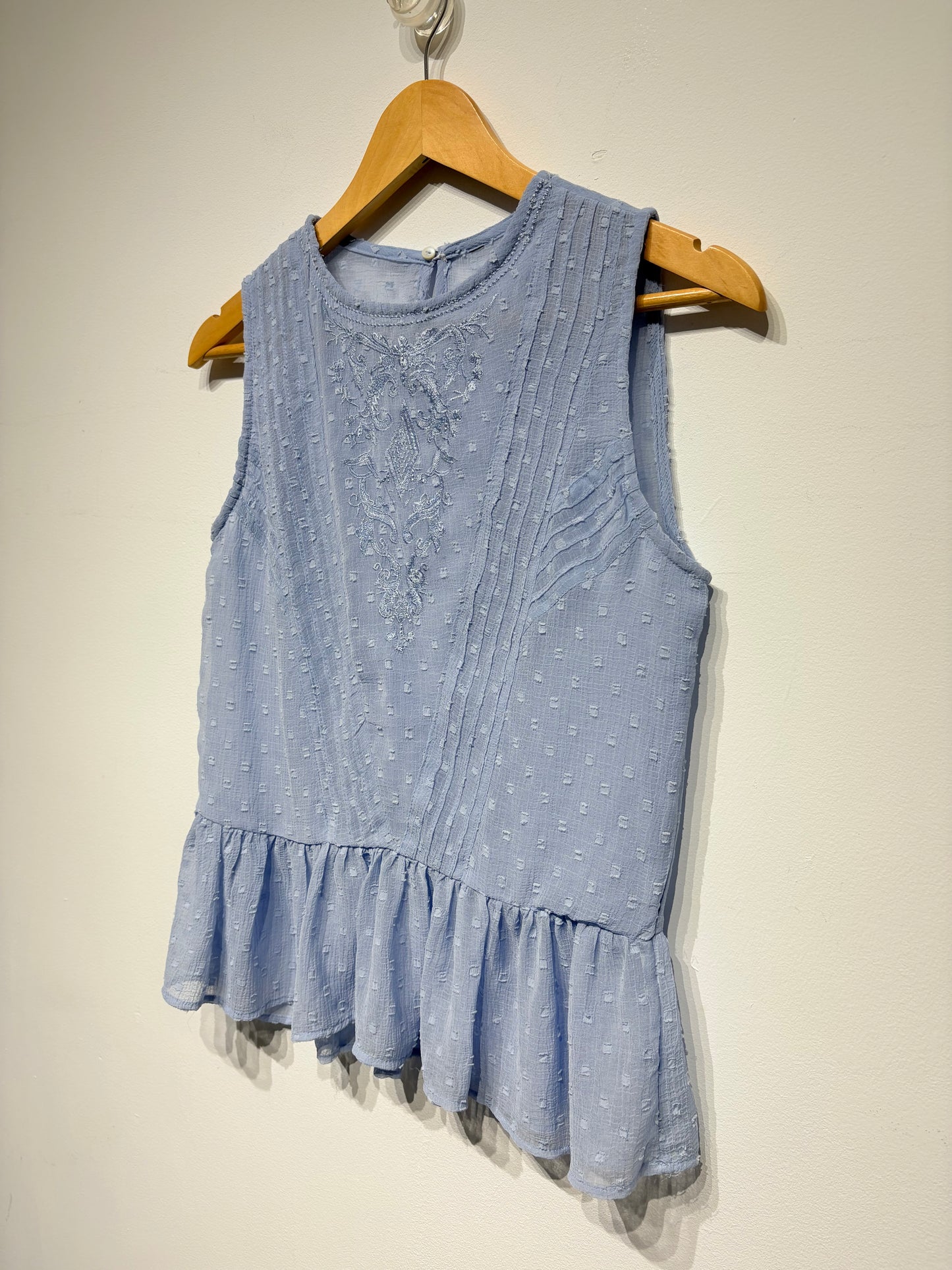 Blusa de gasa y bordados celeste
