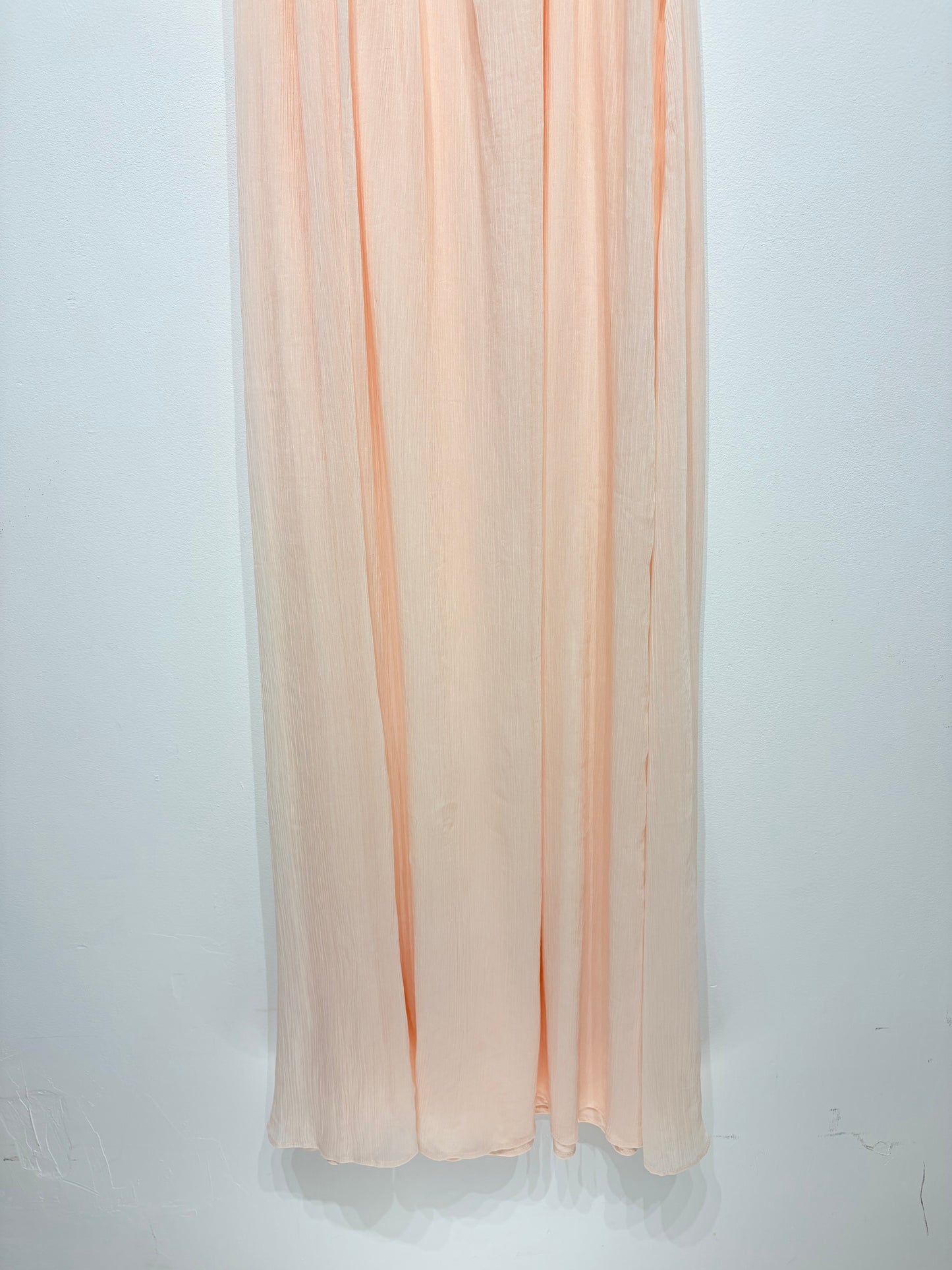 Vestido largo de gasa cuello halter de Zara