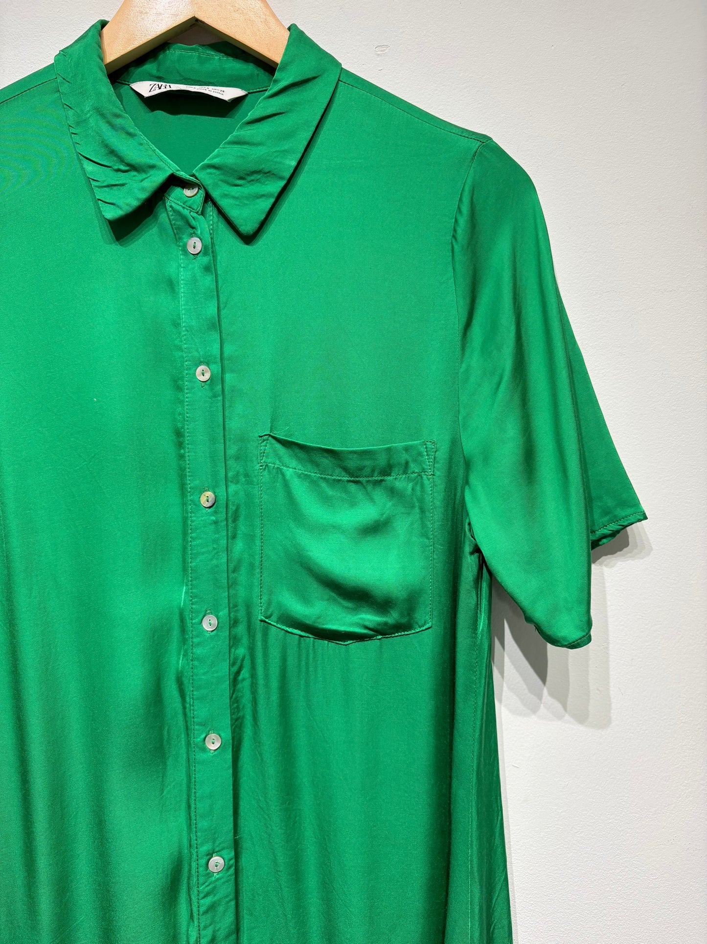 Vestido satinado de Zara
