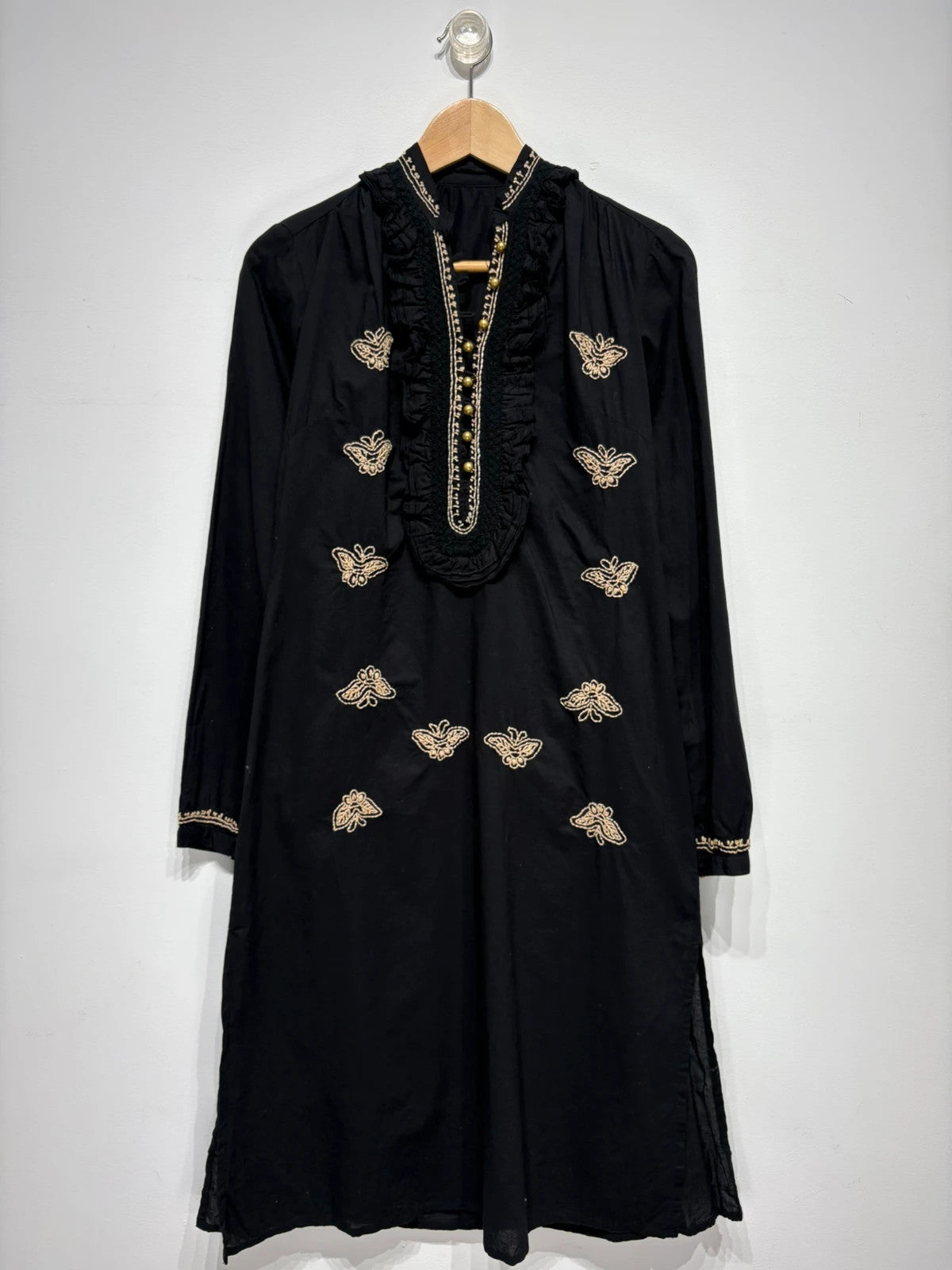 Vestido bordado color negro y dorado