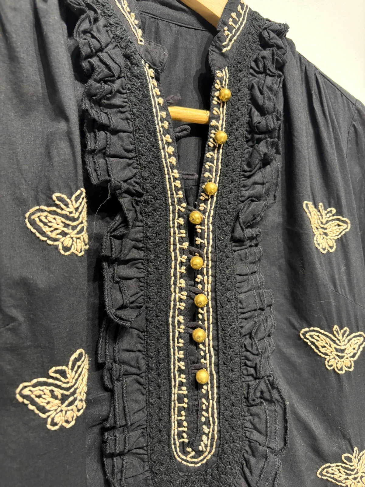 Vestido bordado color negro y dorado