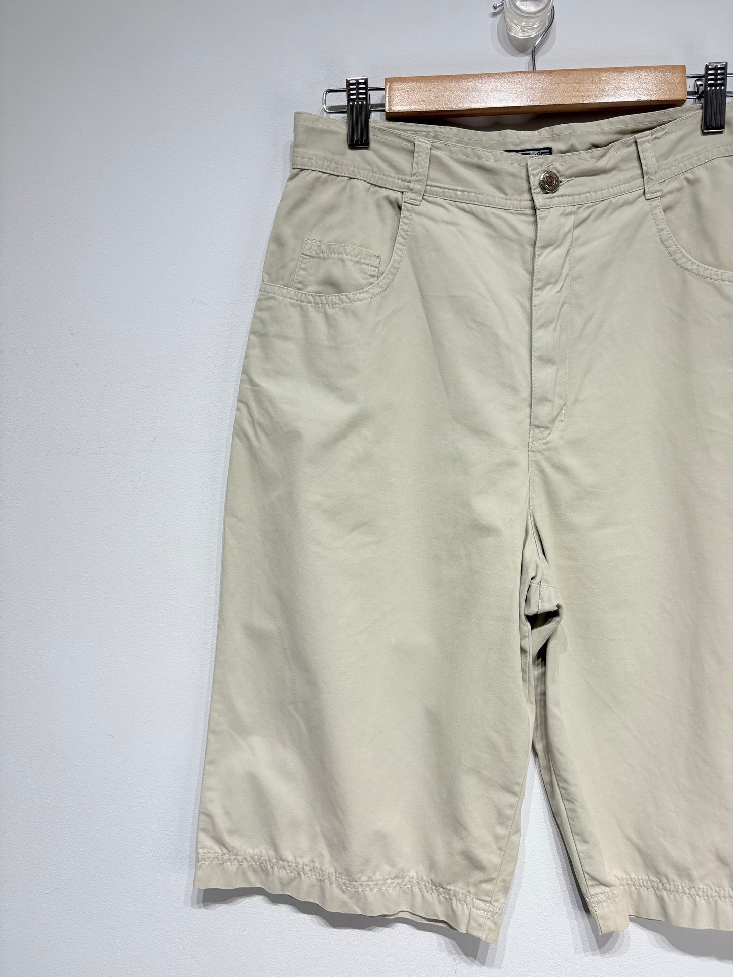 Bermuda estilo baggy color beige