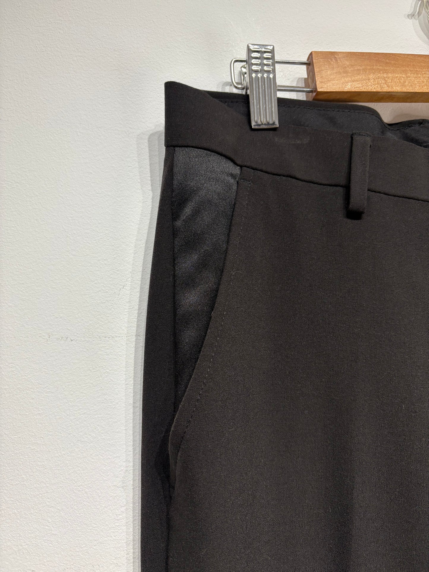 Pantalón de traje tipo smoquin