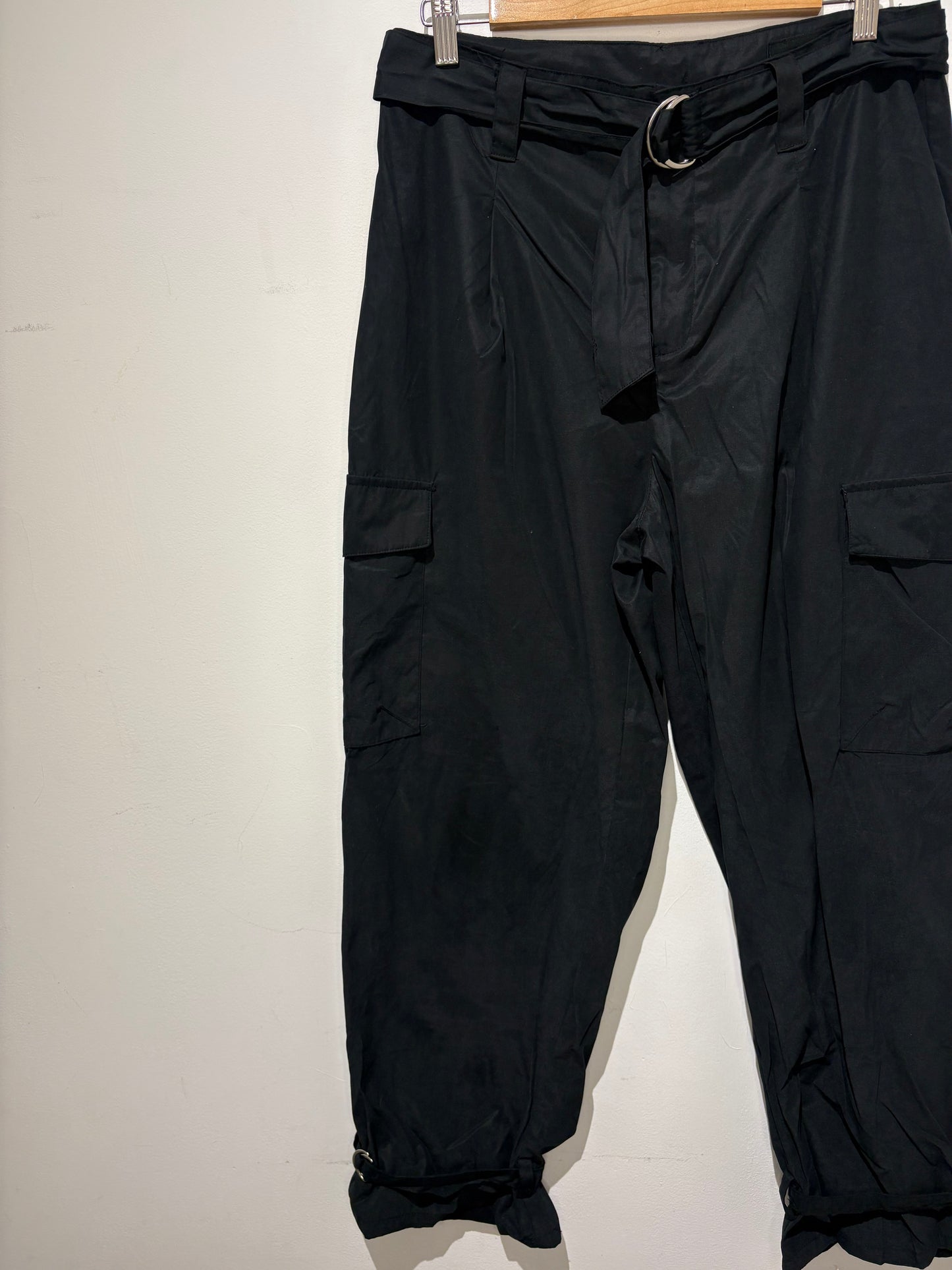 Pantalón estilo cargo fino