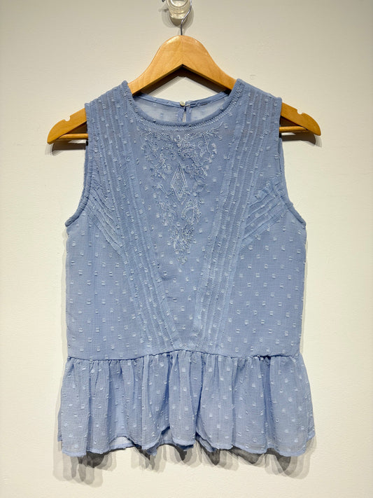 Blusa de gasa y bordados celeste