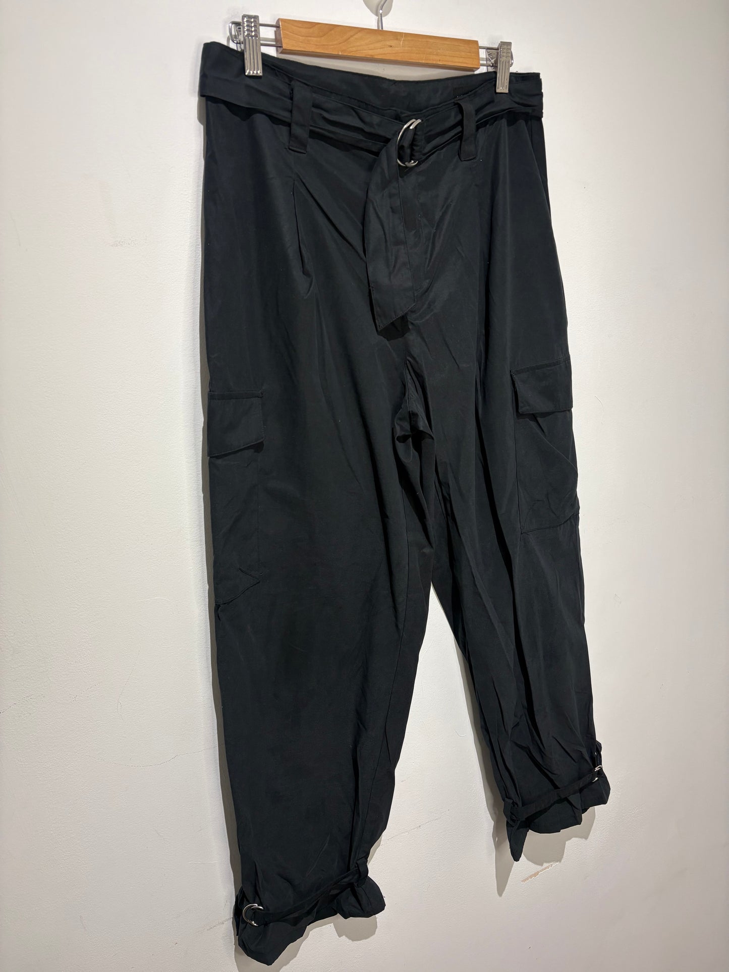 Pantalón estilo cargo fino