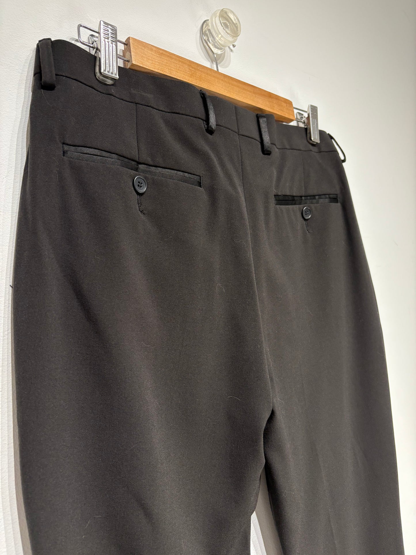 Pantalón de traje tipo smoquin