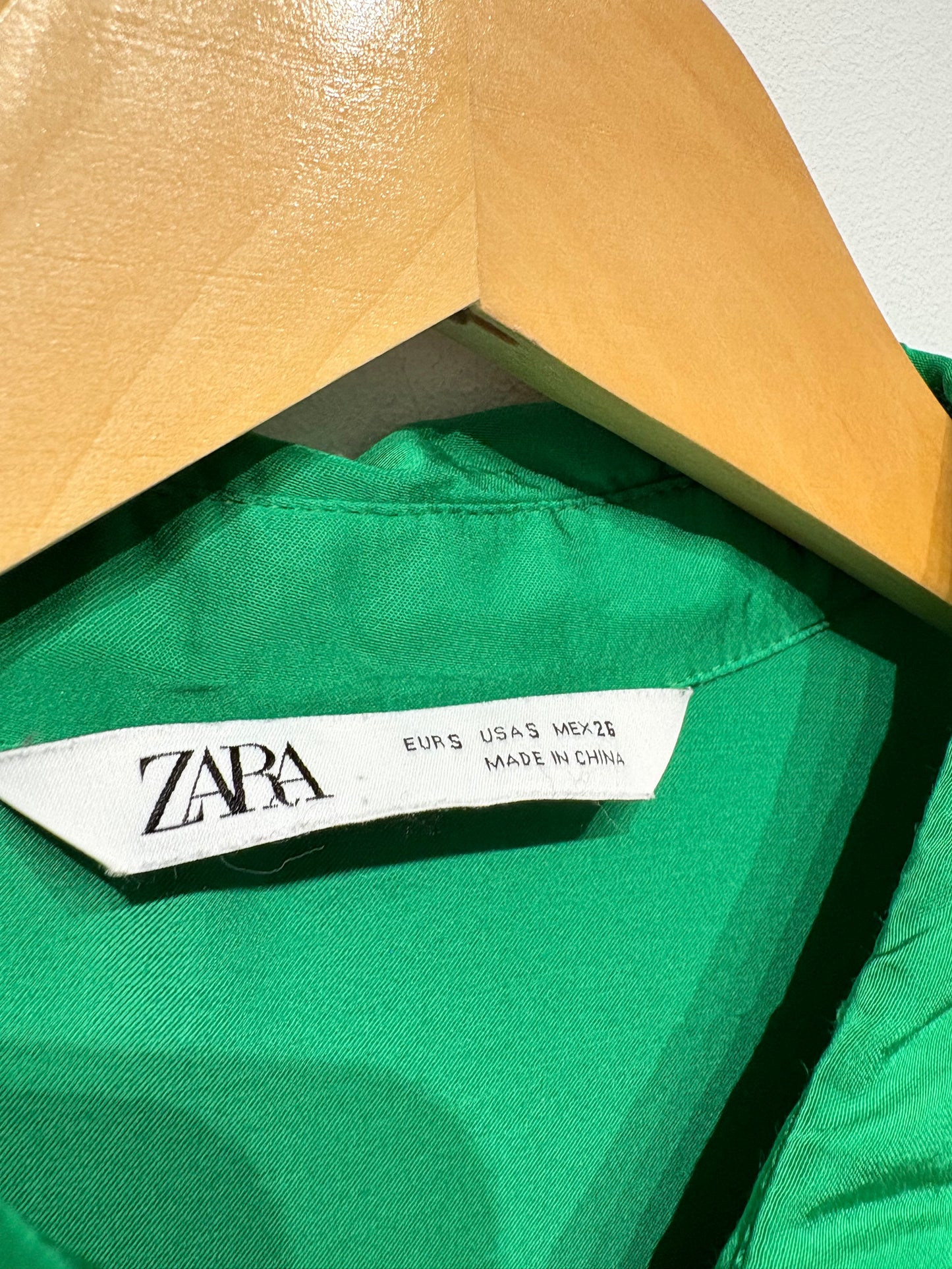 Vestido satinado de Zara