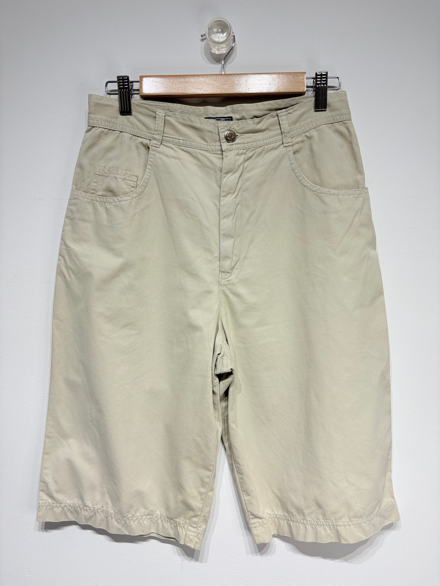 Bermuda estilo baggy color beige