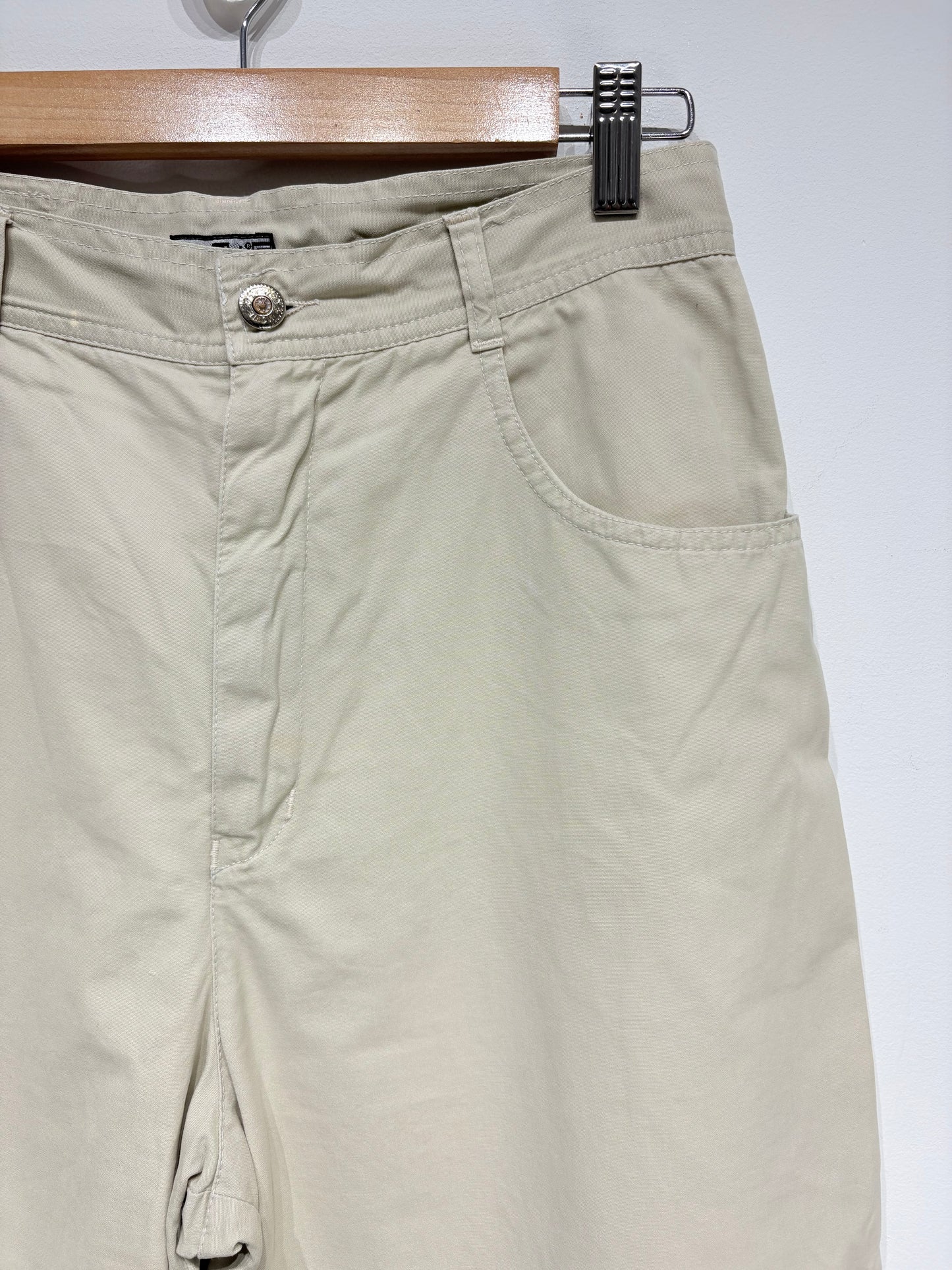 Bermuda estilo baggy color beige