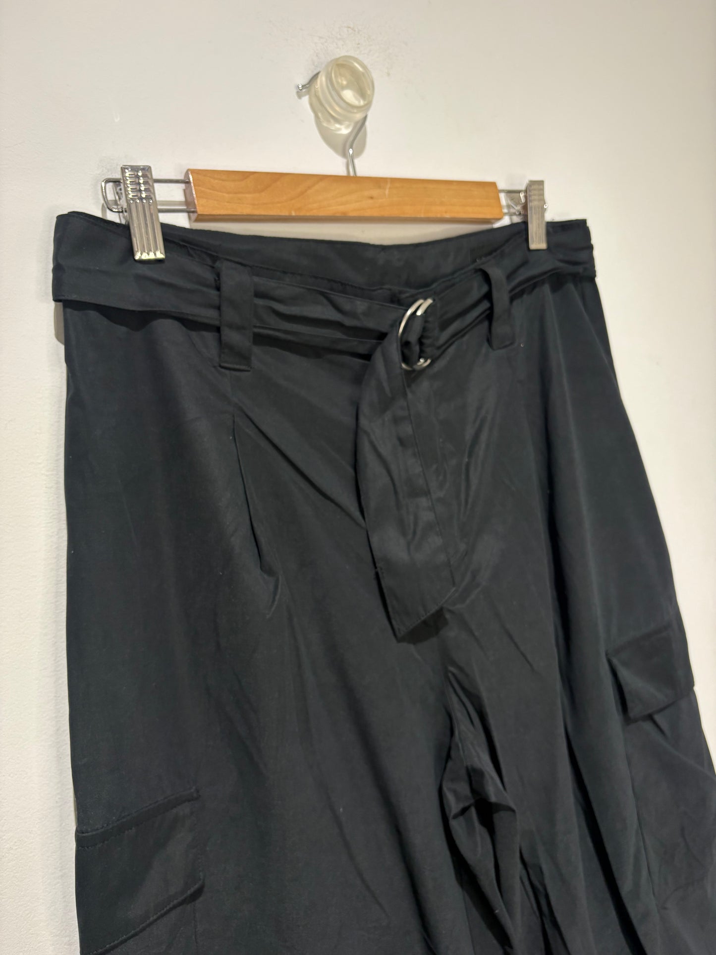 Pantalón estilo cargo fino
