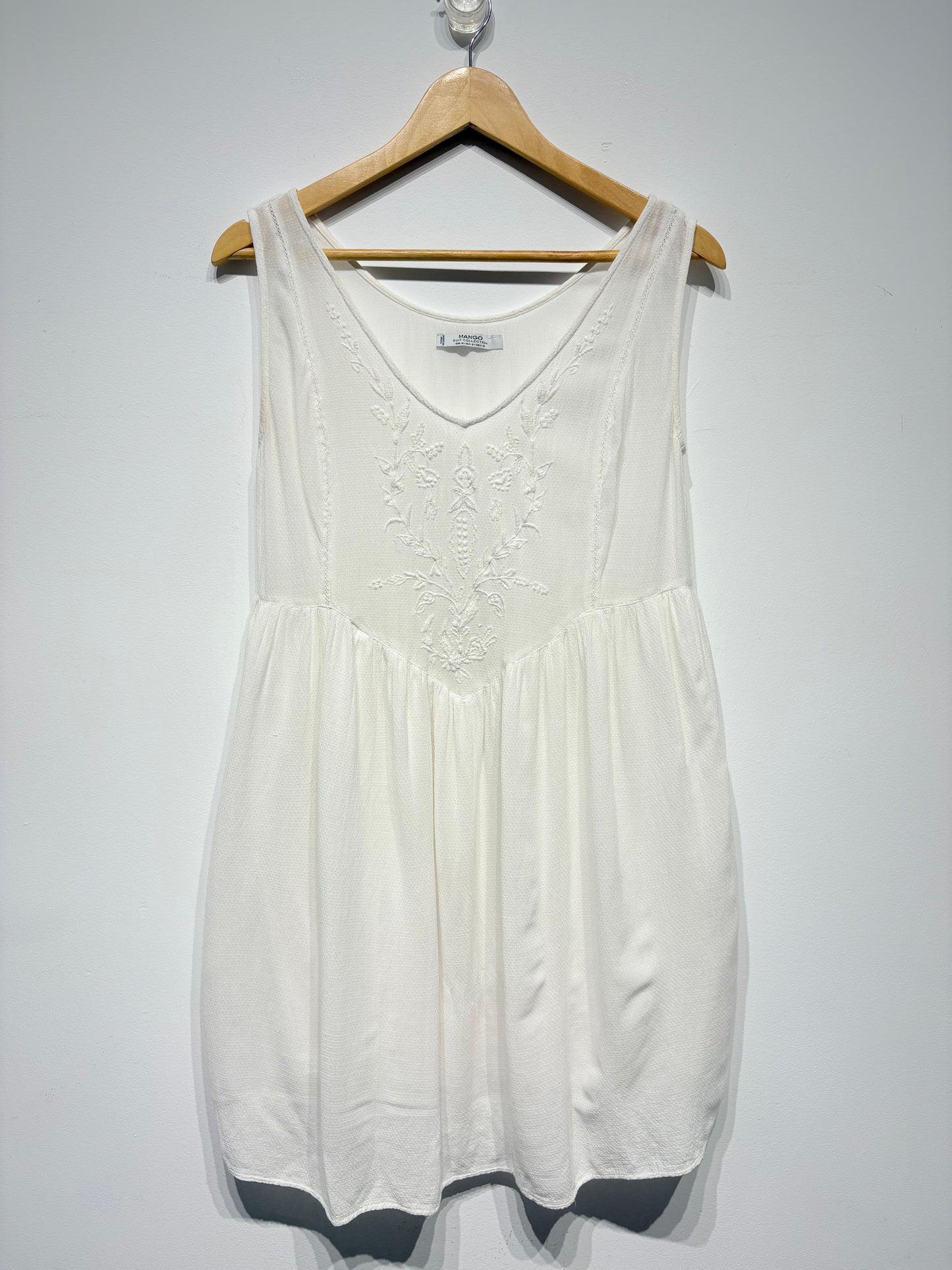 Vestido bordado de Mango