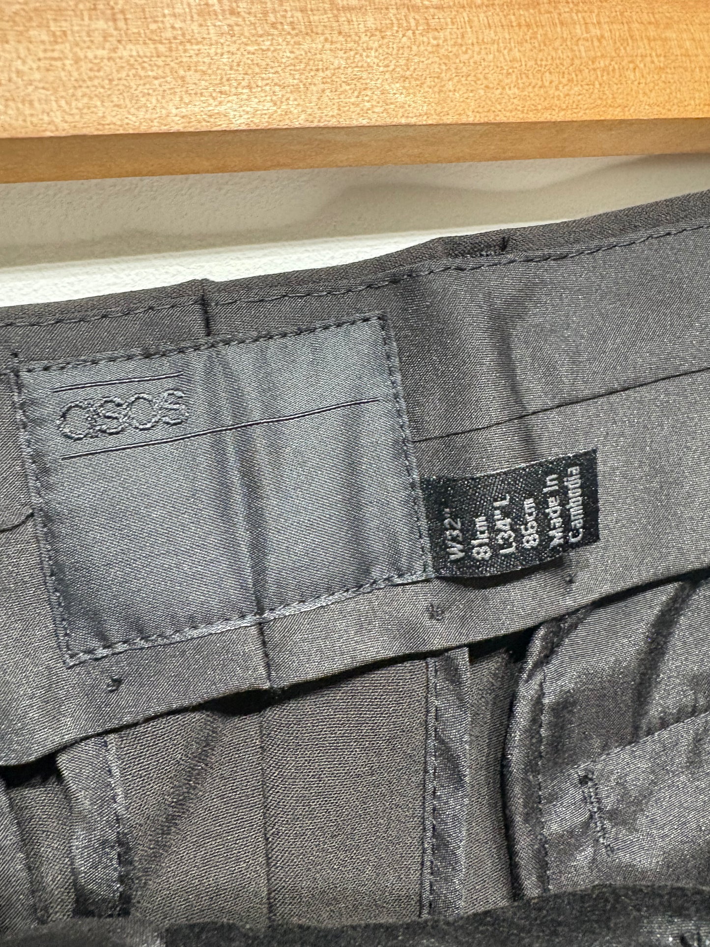 Pantalón de traje tipo smoquin