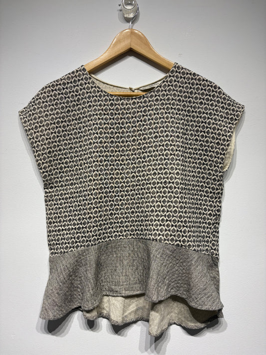 Camiseta estampada con volante
