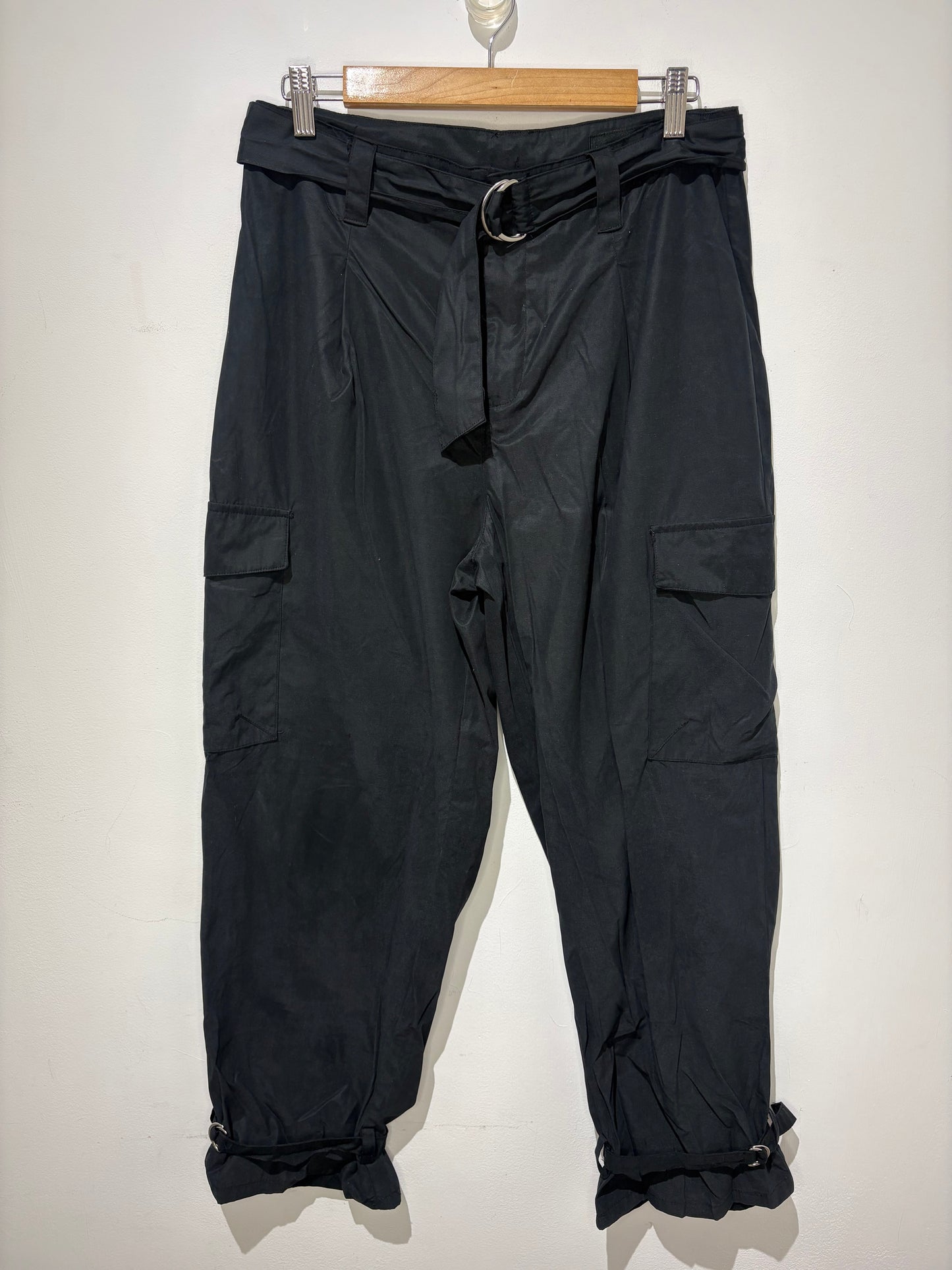 Pantalón estilo cargo fino