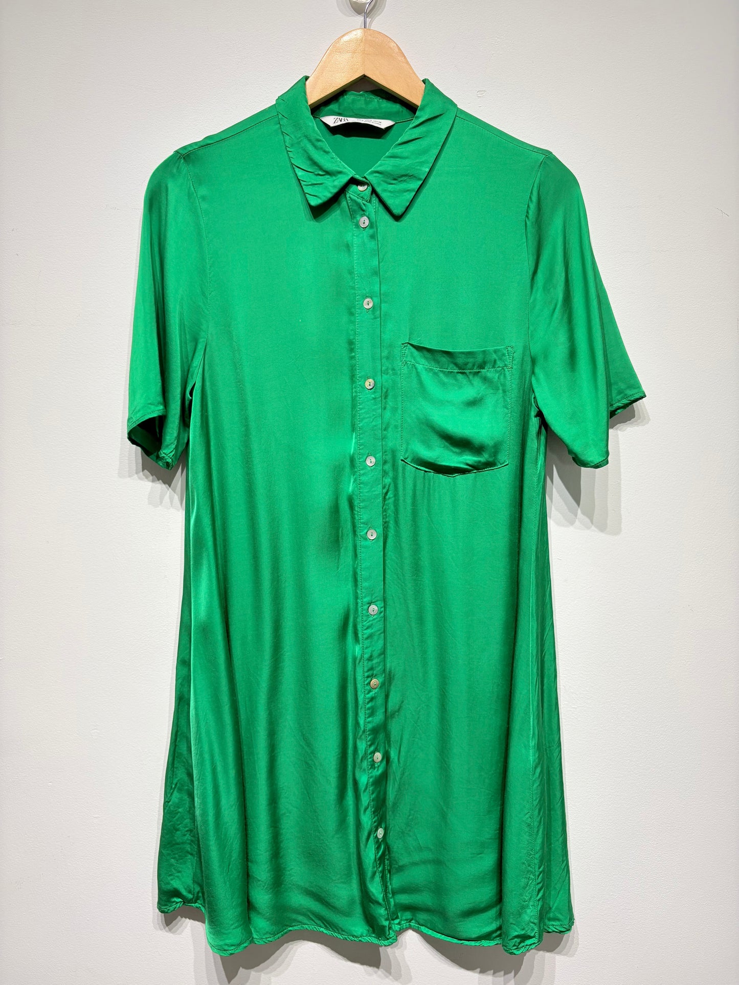 Vestido satinado de Zara