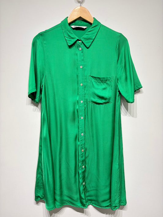 Vestido satinado de Zara