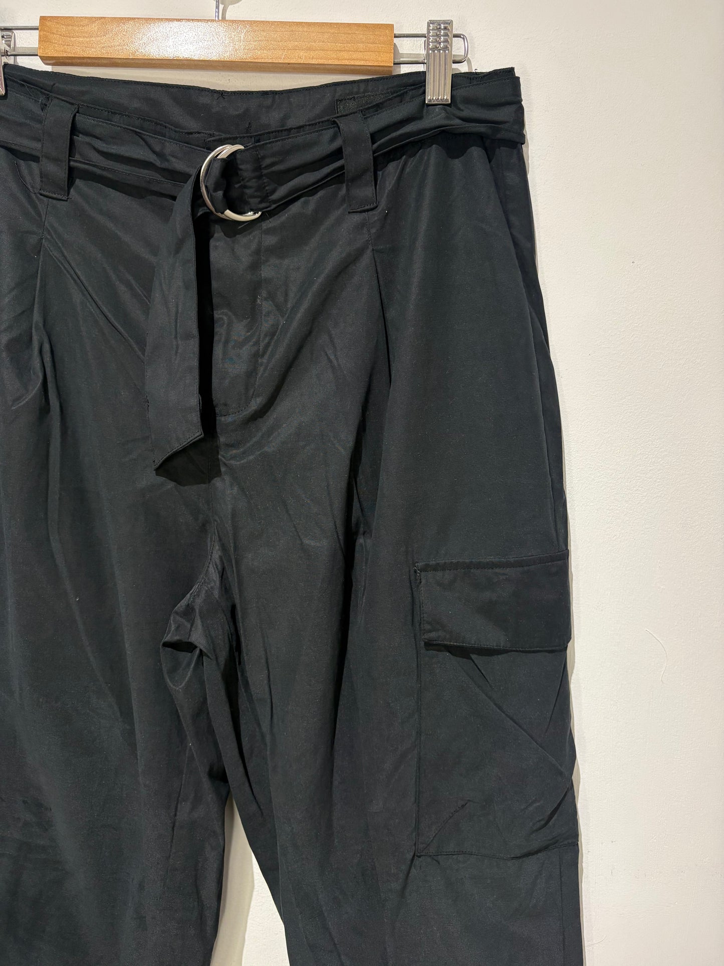 Pantalón estilo cargo fino