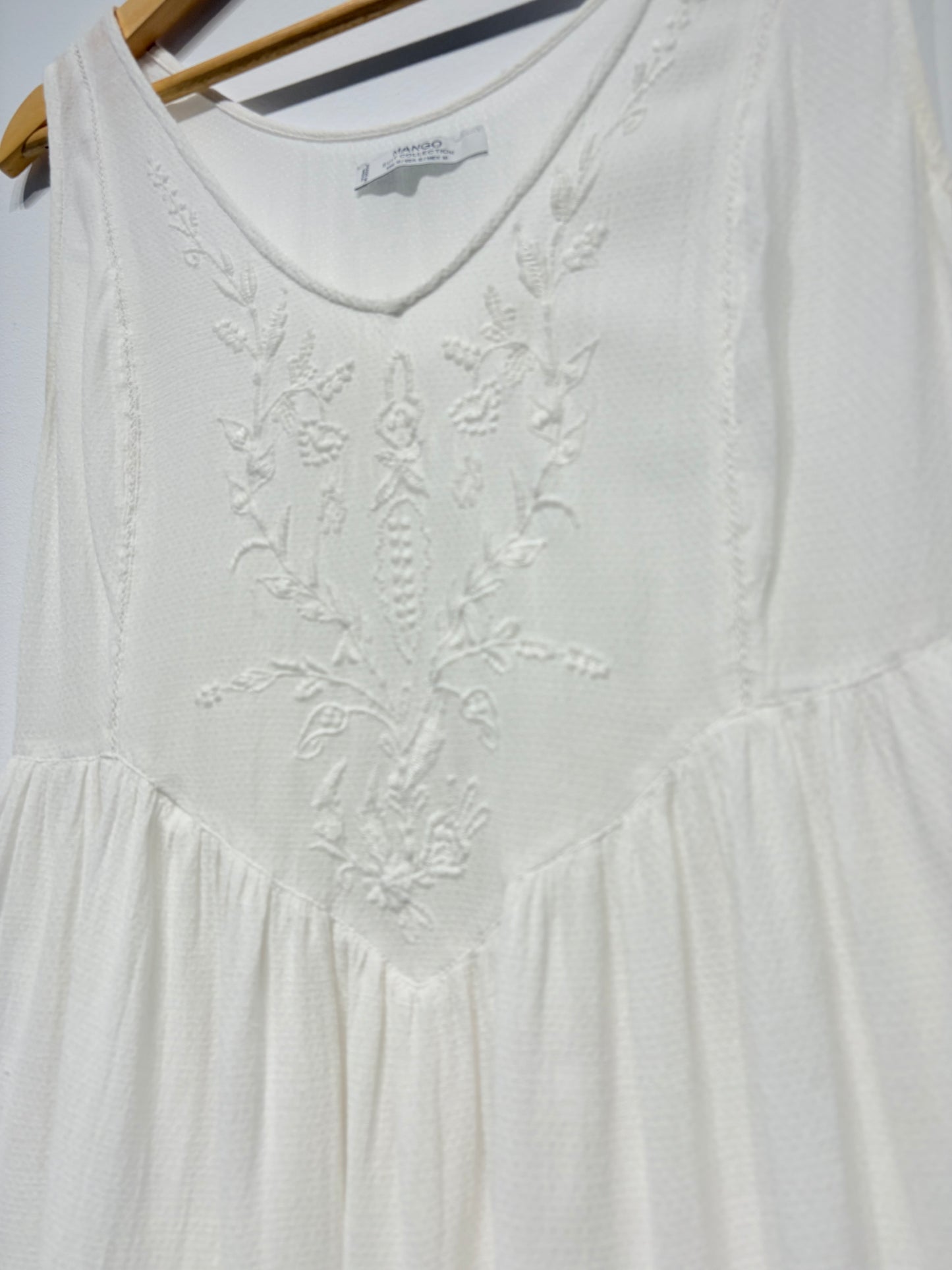 Vestido bordado de Mango