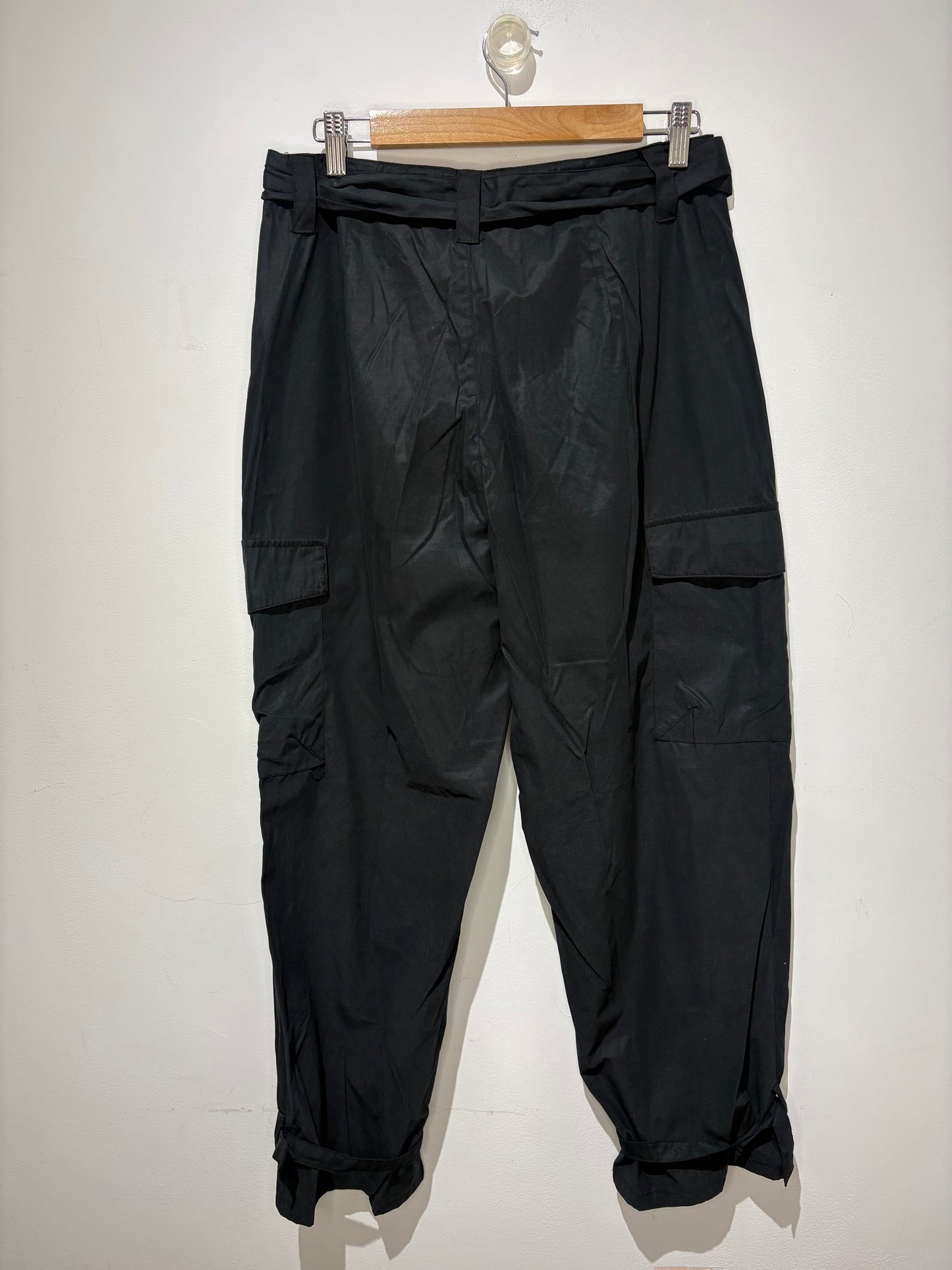 Pantalón estilo cargo fino